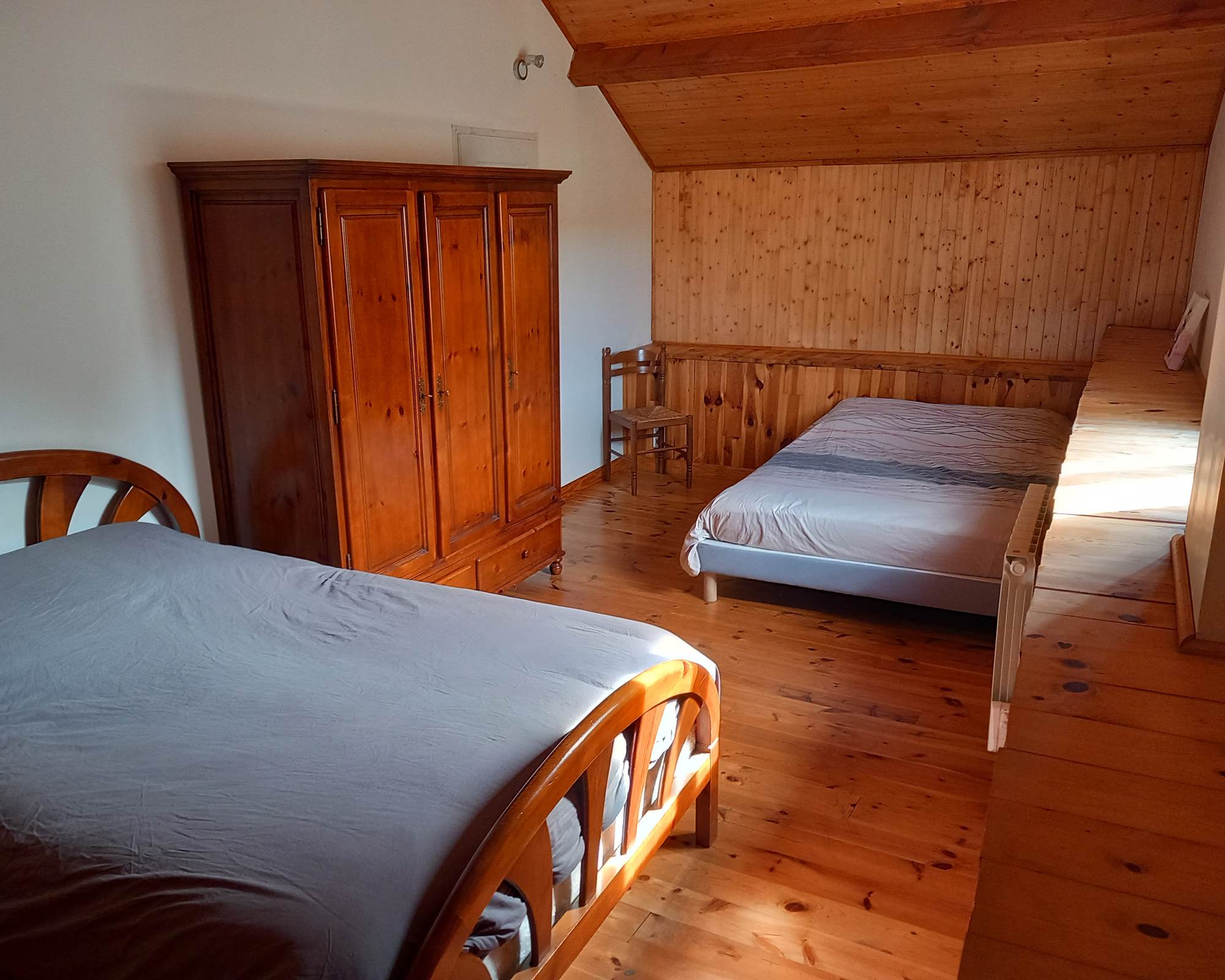 A L'ETAGE CHAMBRE 2 (2 lits 140x190)