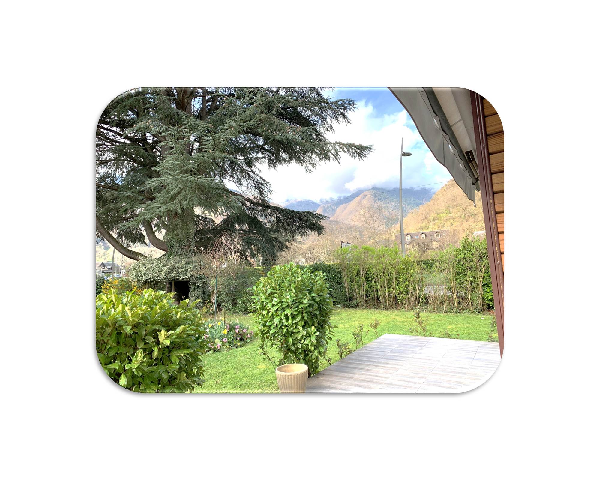 Terrasse vue montagne fond blanc