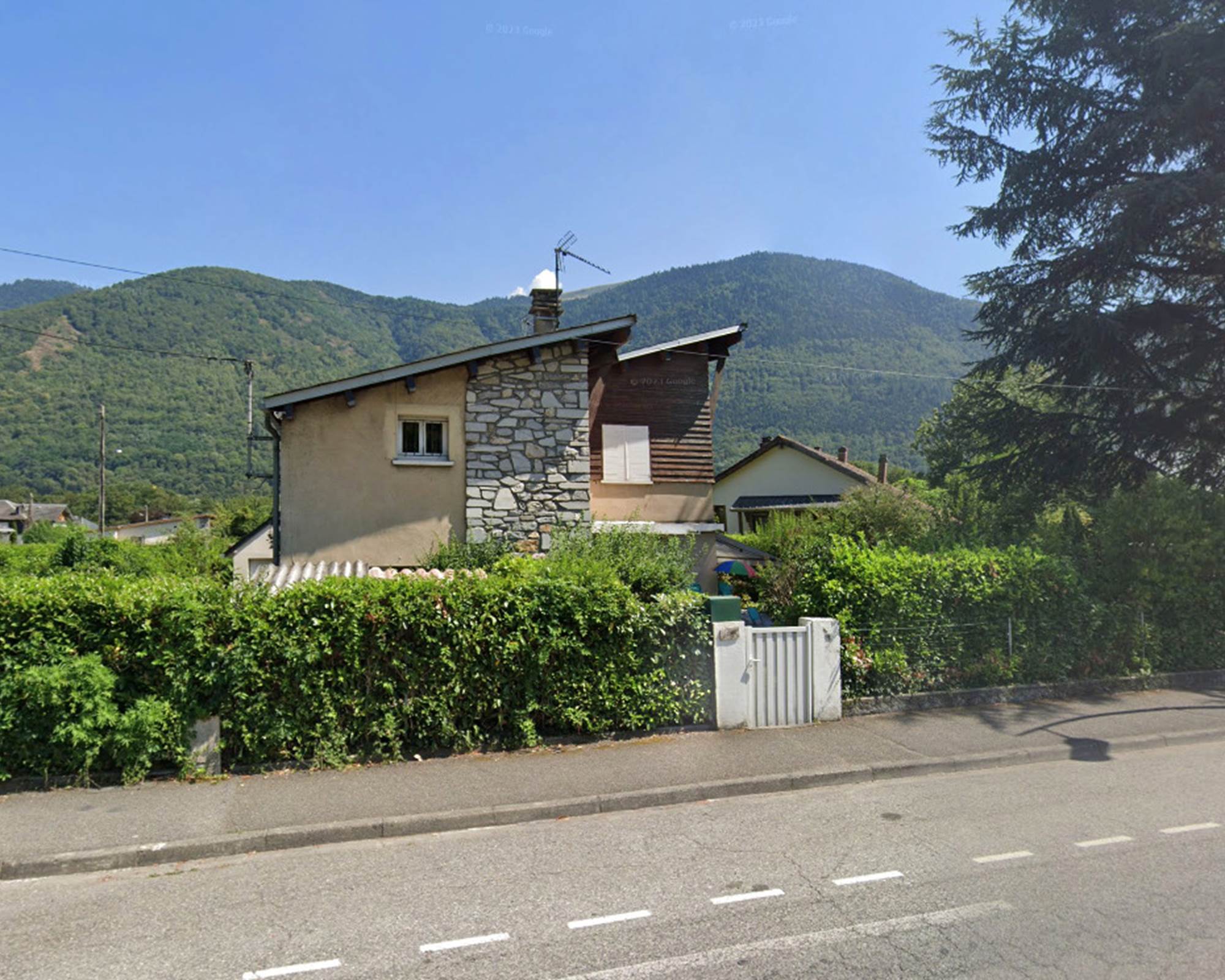 Vue de la maison depuis la rue