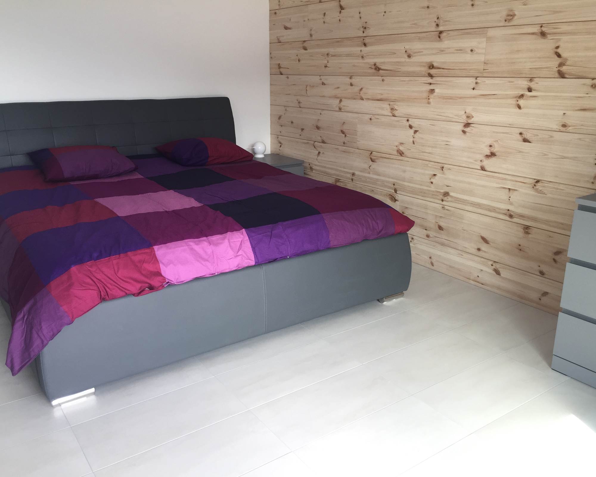 lit-king-size-studio-gruyere-sejour-cocooning-montagne-suisse-romantique