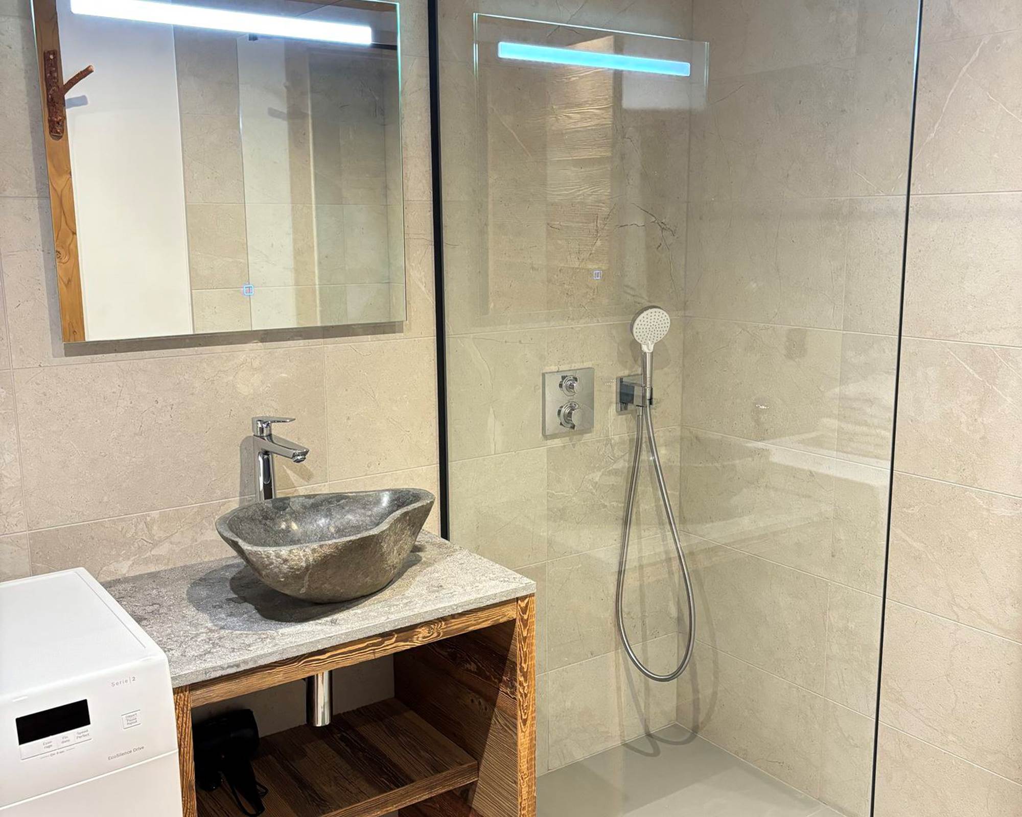 salle d'eau RDC et lave-linge, grande douche