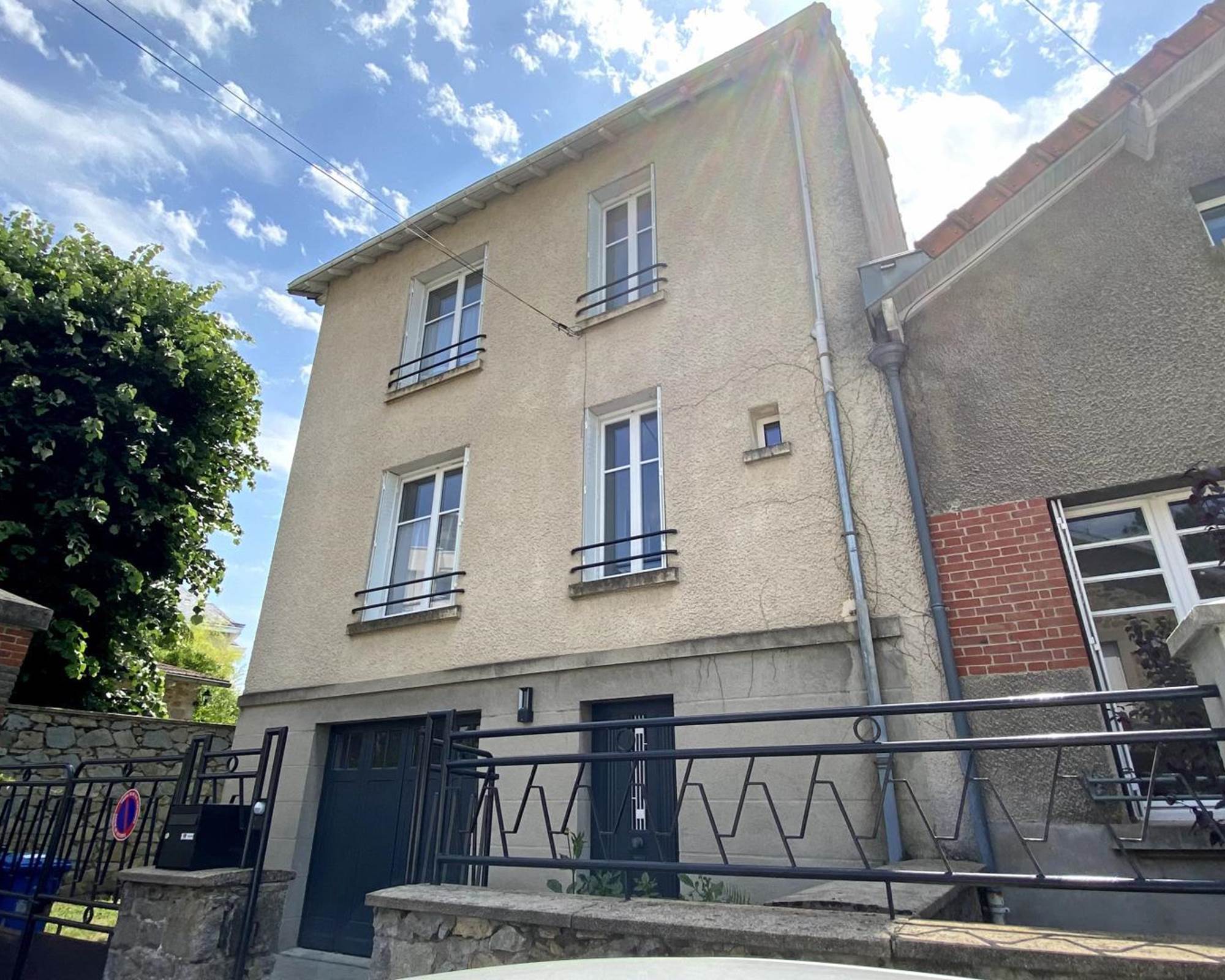 Façade du gîte depuis la rue-photo-gallery