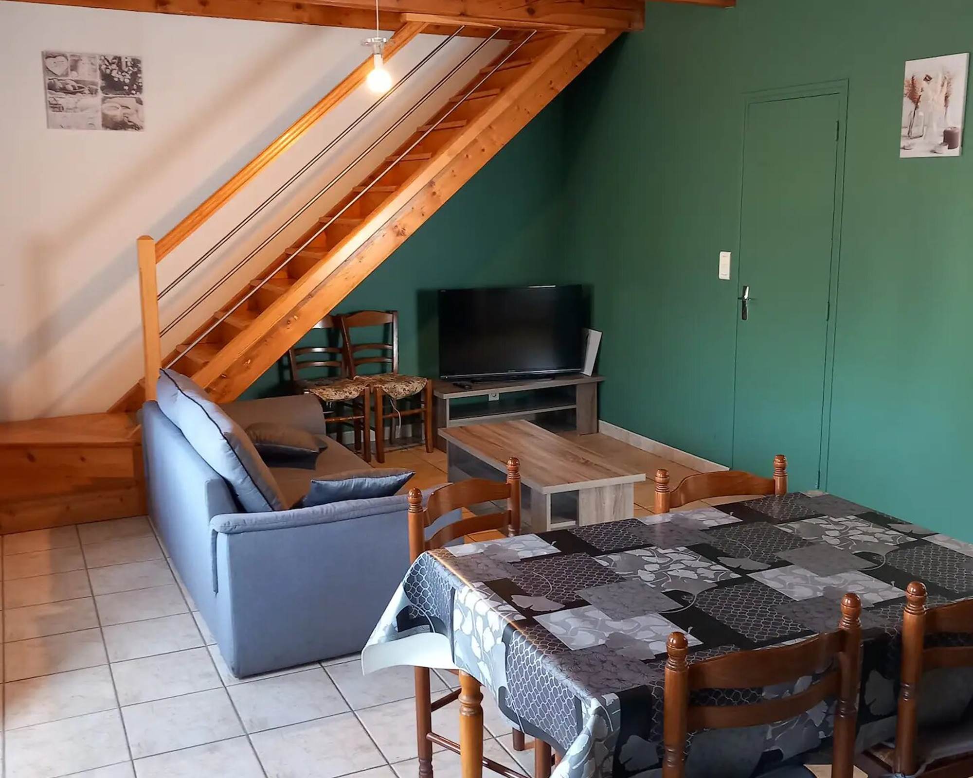 VUE DEPUIS LA CUISINE VERS LE SALON