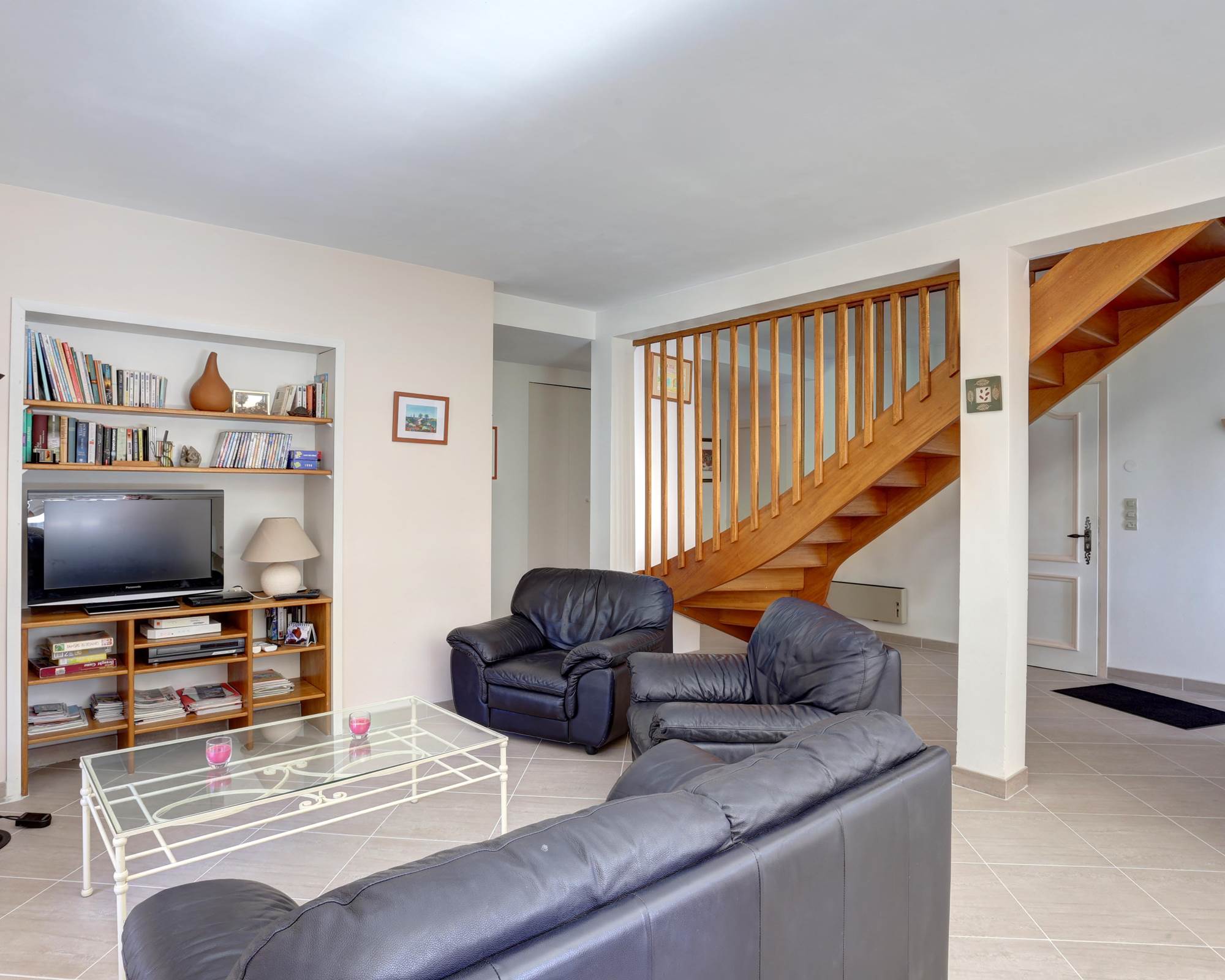 salon et escalier vers l'étage