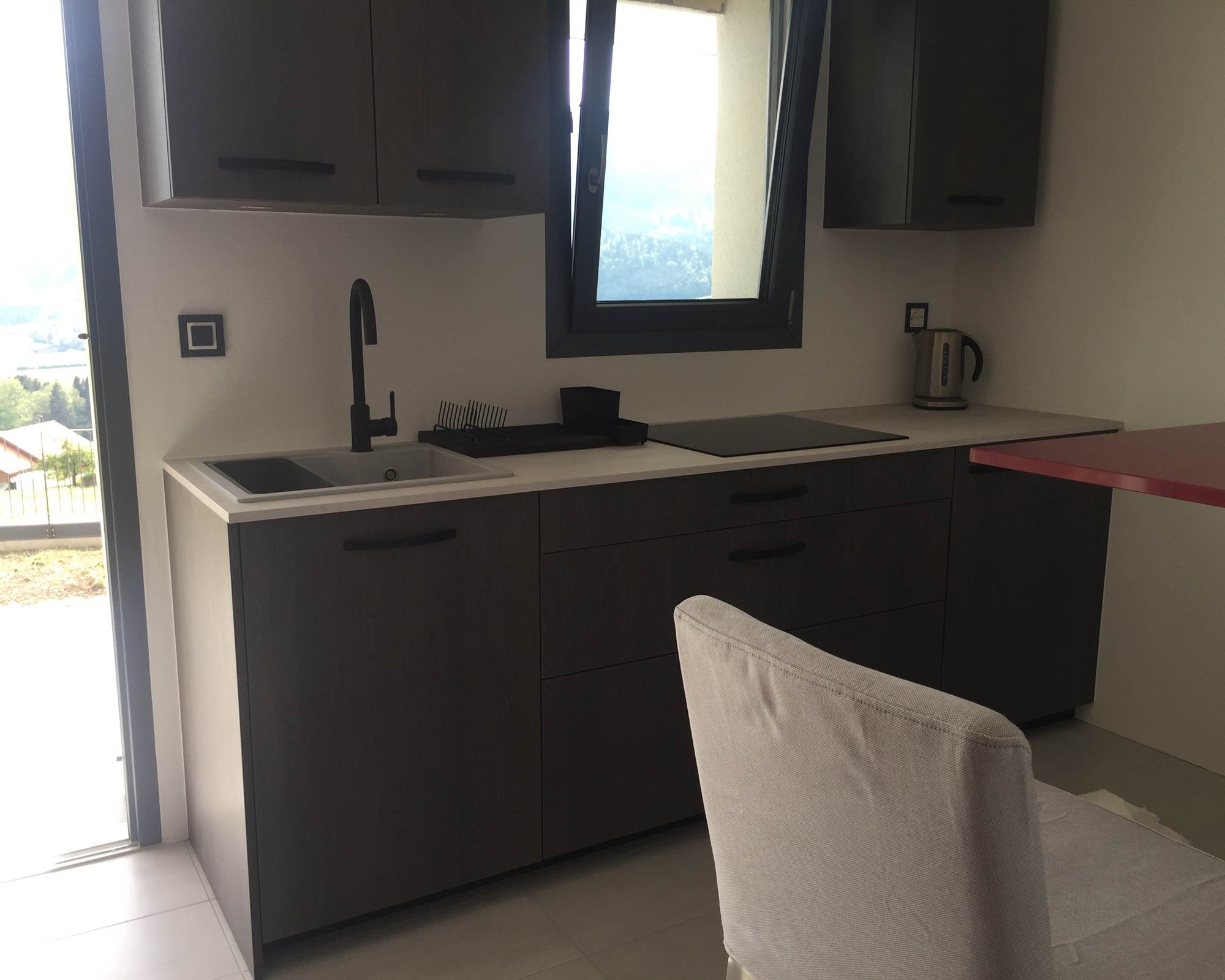 cuisine-et-coin-repas-studio-gruyeres-vacances-weekend-couple-montagne