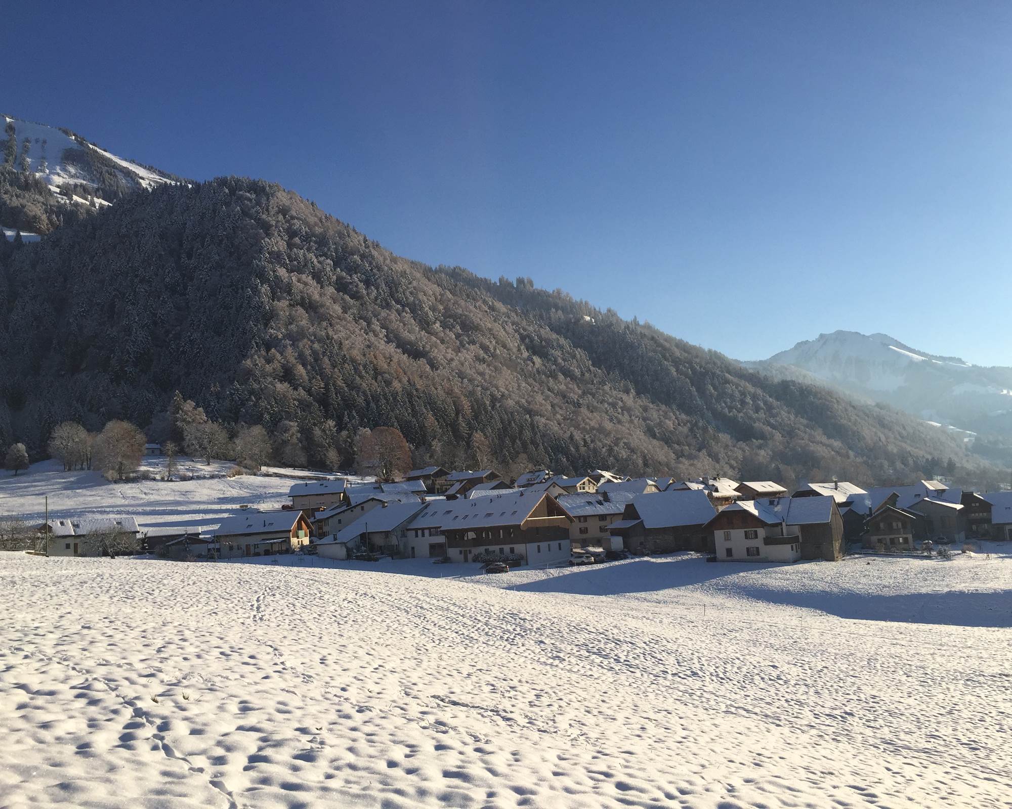 Le village d'en bas enneigé