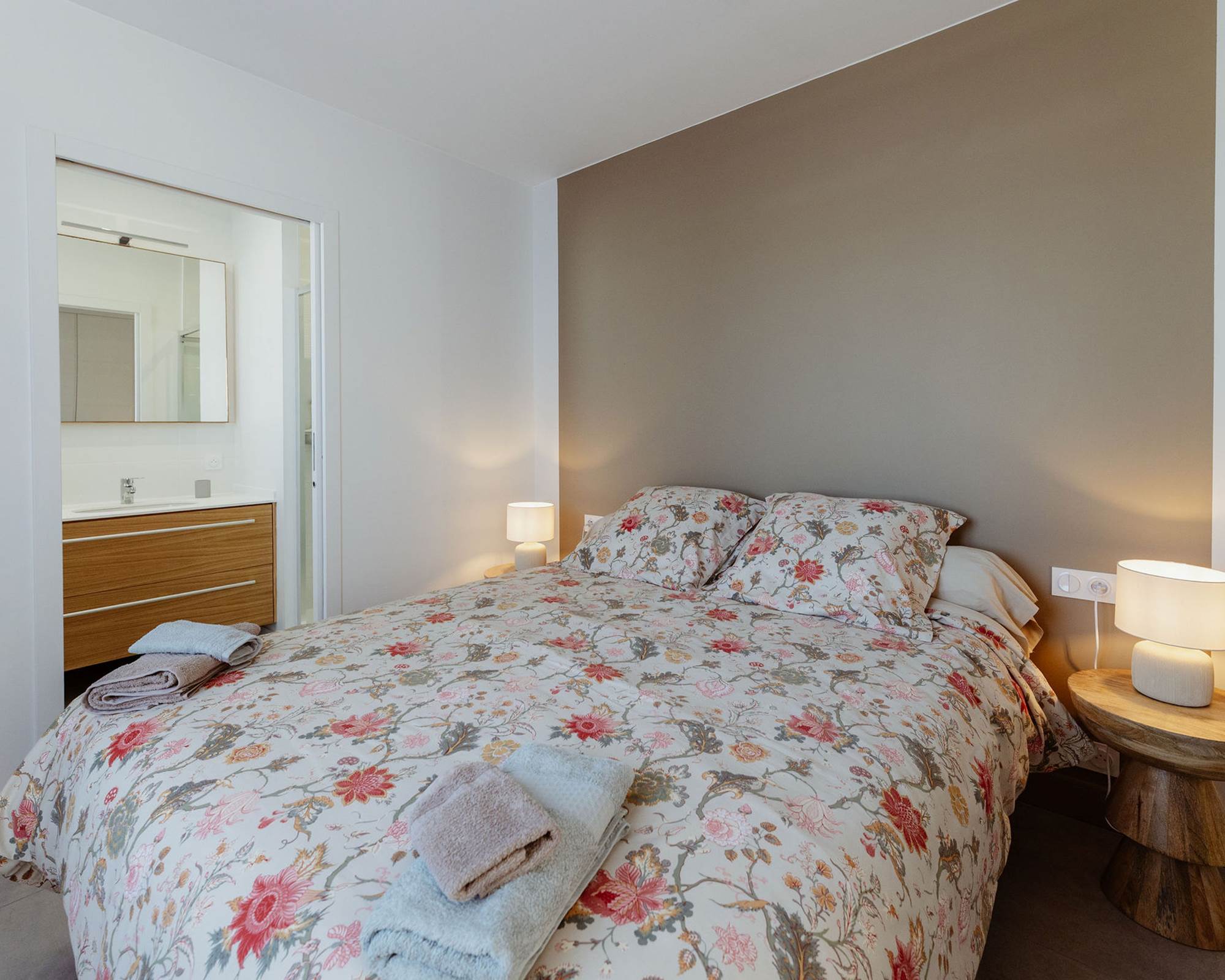 Villa Dolusienne - Suite parentale lit double et salle de bain (douche, simple vasque et WC)