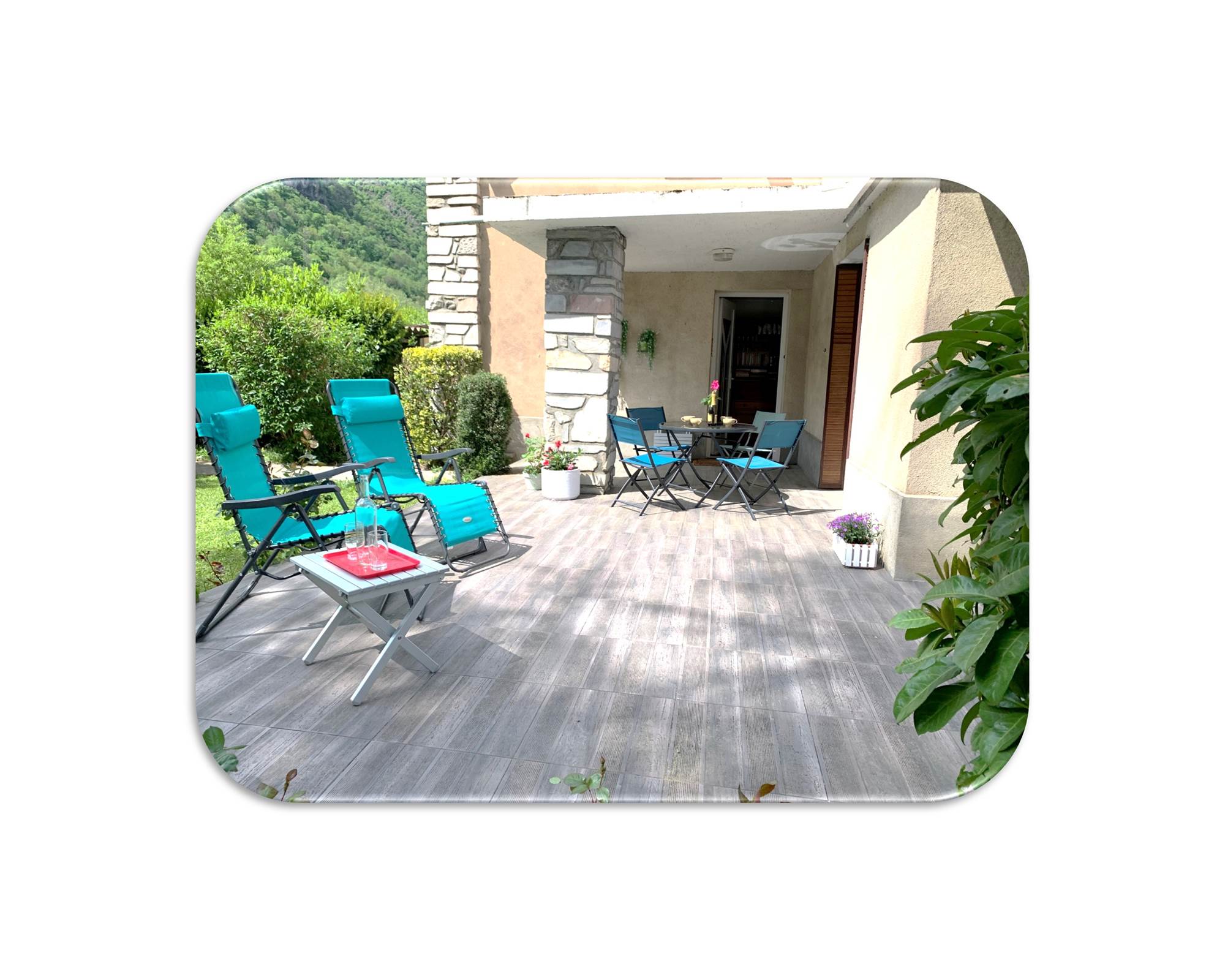 Terrasse table fond blanc