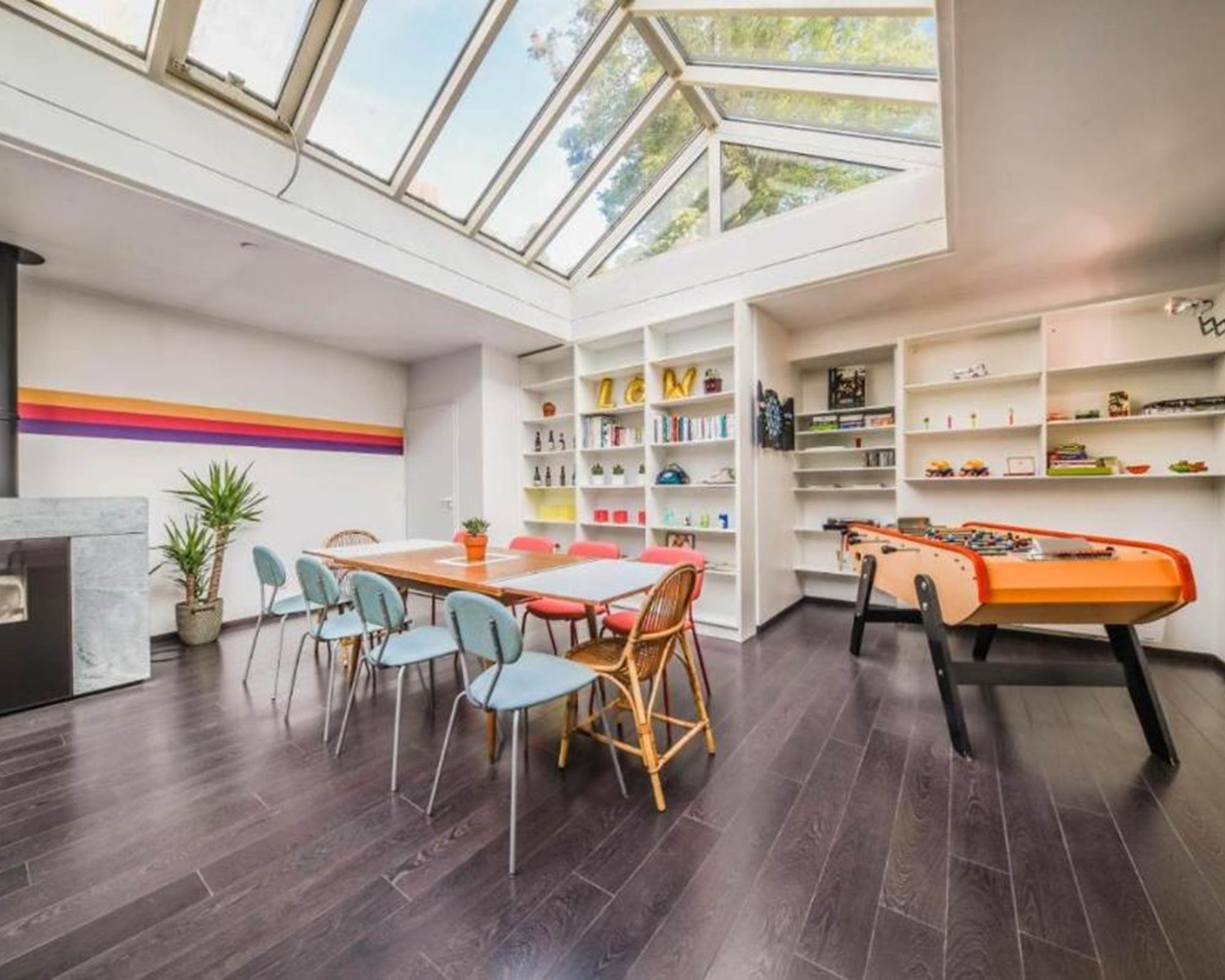 profitez du baby-foot, des jeux et des livres-photo-gallery