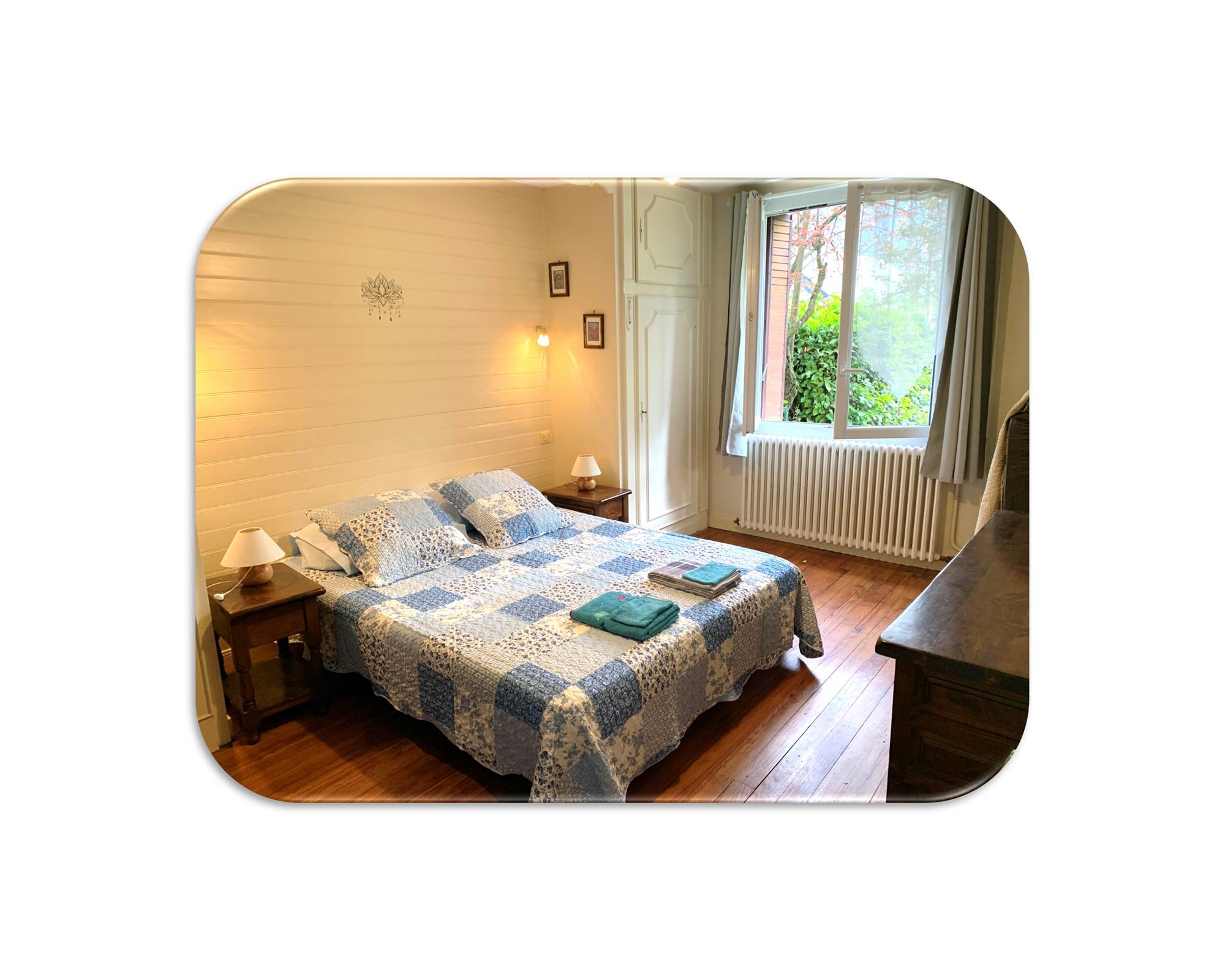 Chambre bleue fond blanc