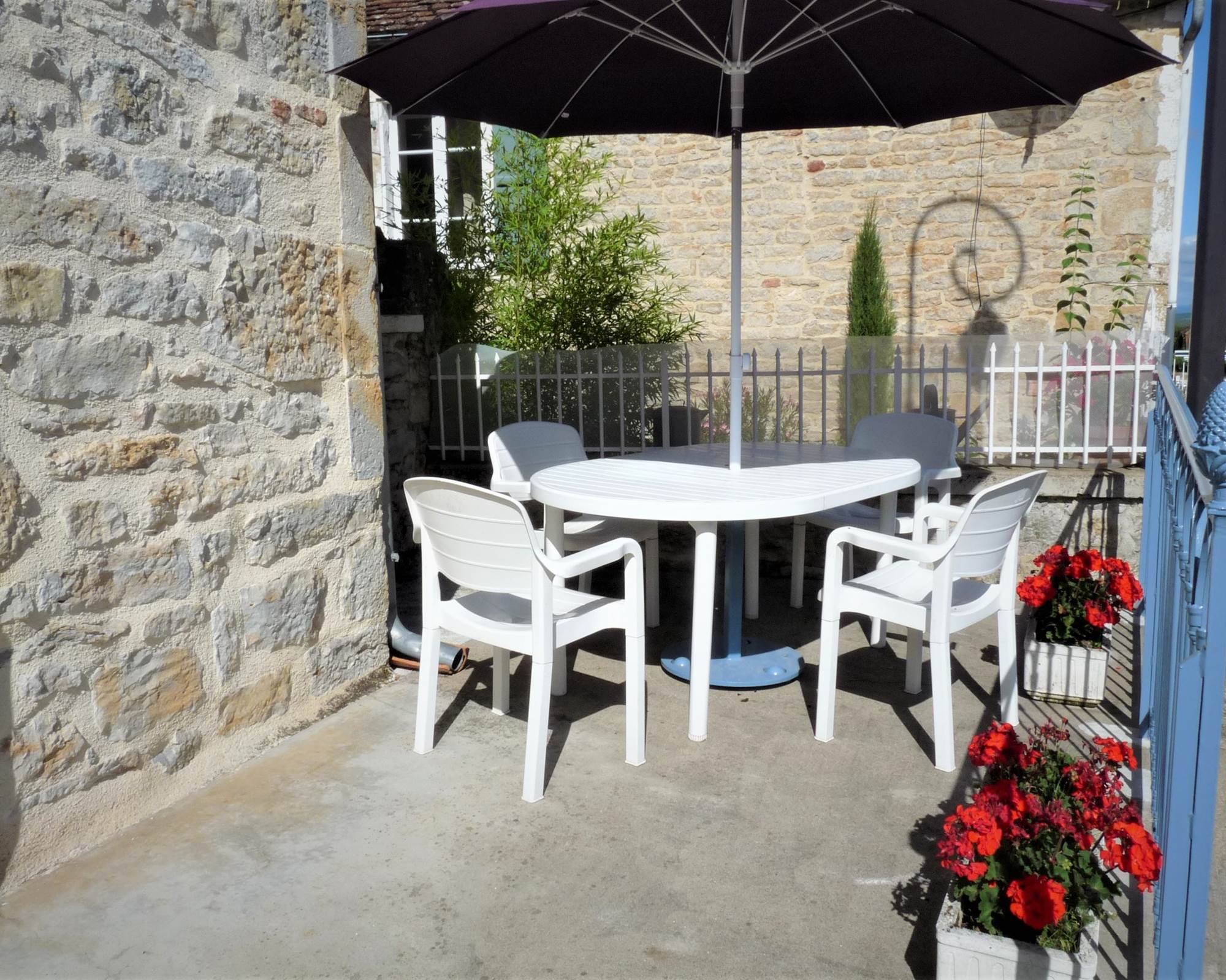 Terrasse devant le gîte