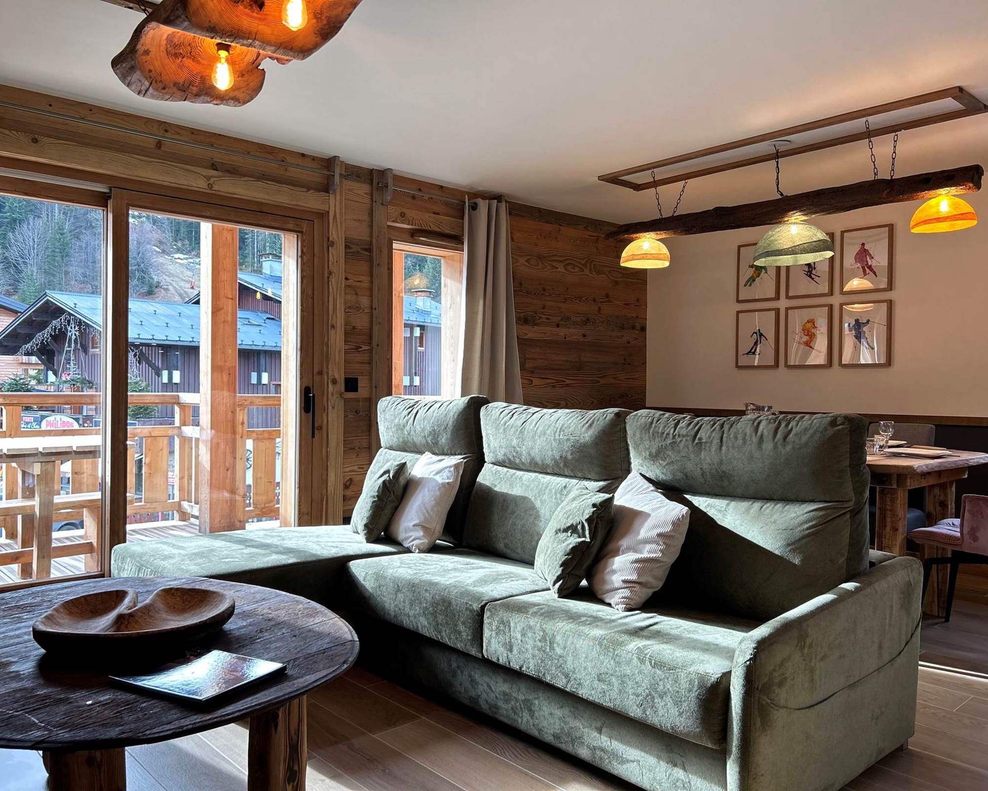 pièce de vie ensoleillée, vue sur la montagne