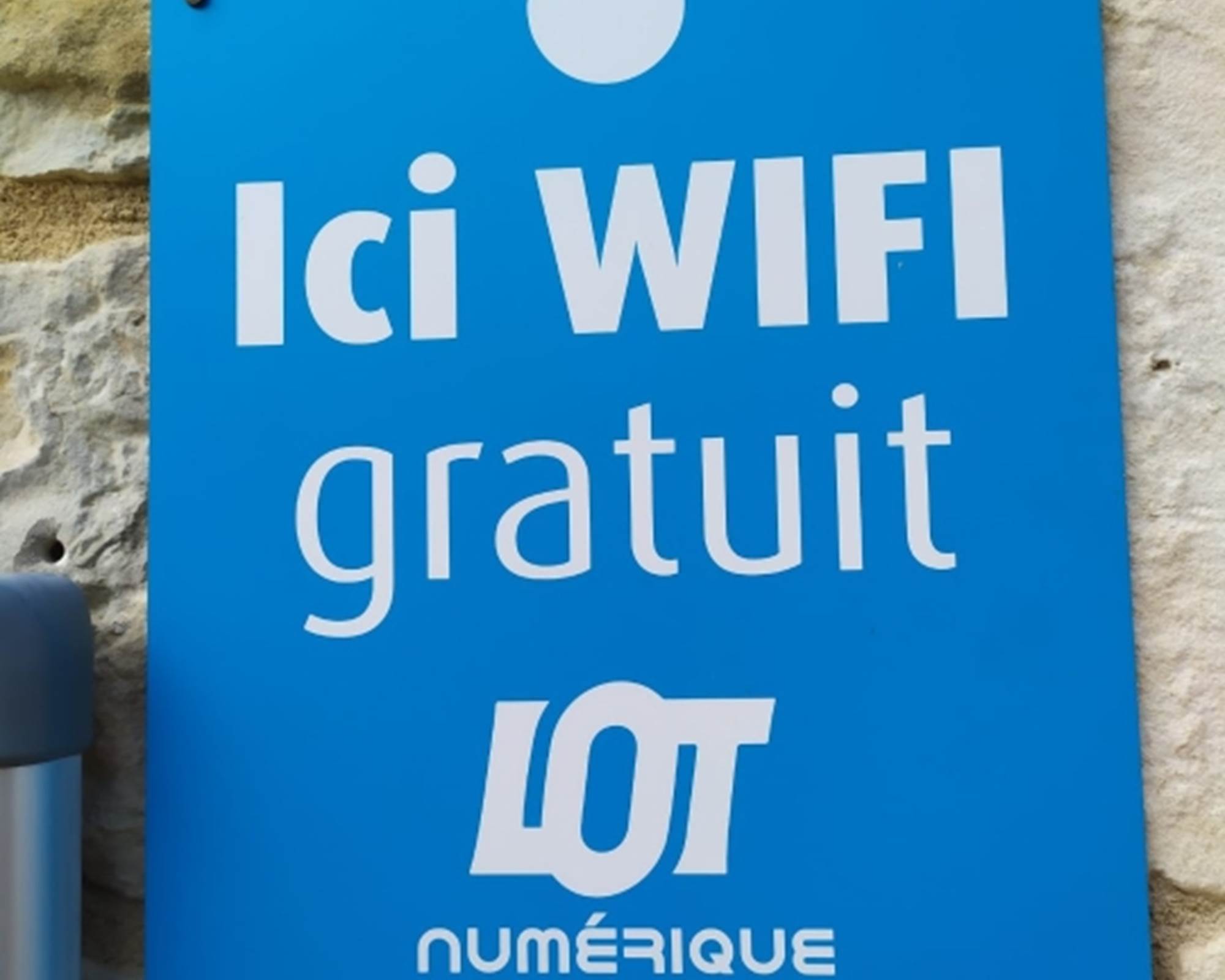 Borne WIFI gratuite qui alimente le centre bourg.