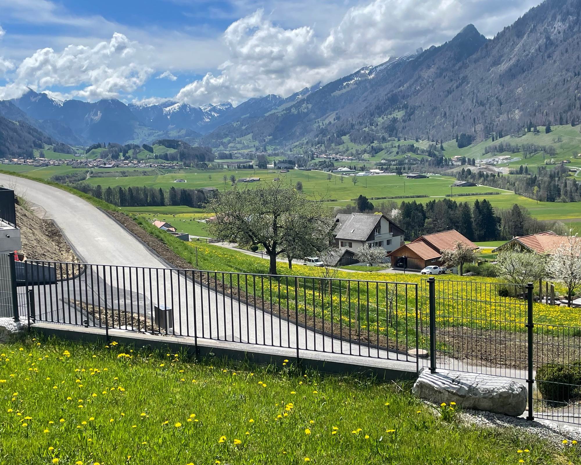 vue-panoramique-gruyere-montagne-studio-vacances-couple-suisse
