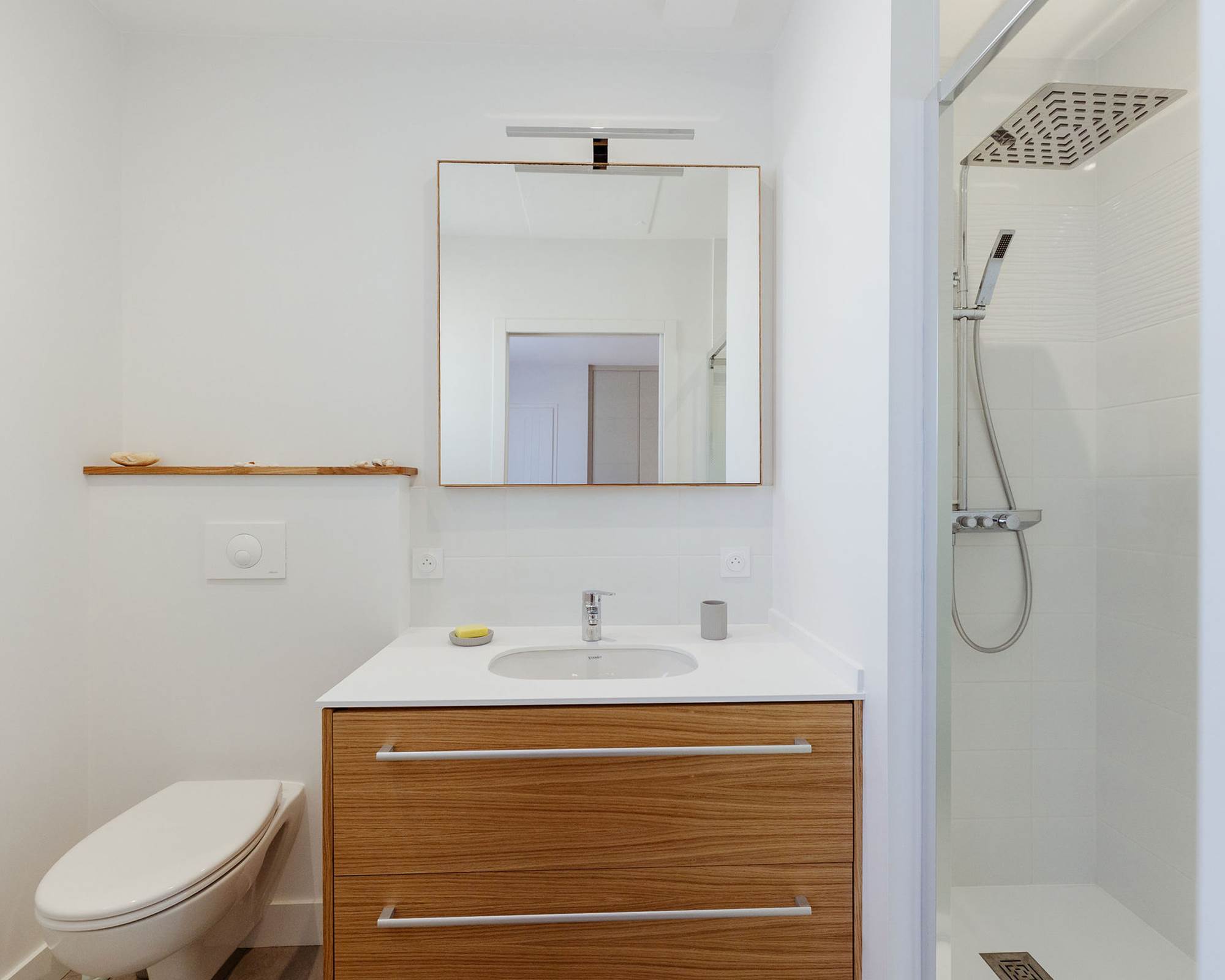 Villa Dolusienne - salle de bain (douche, simple vasque, WC)