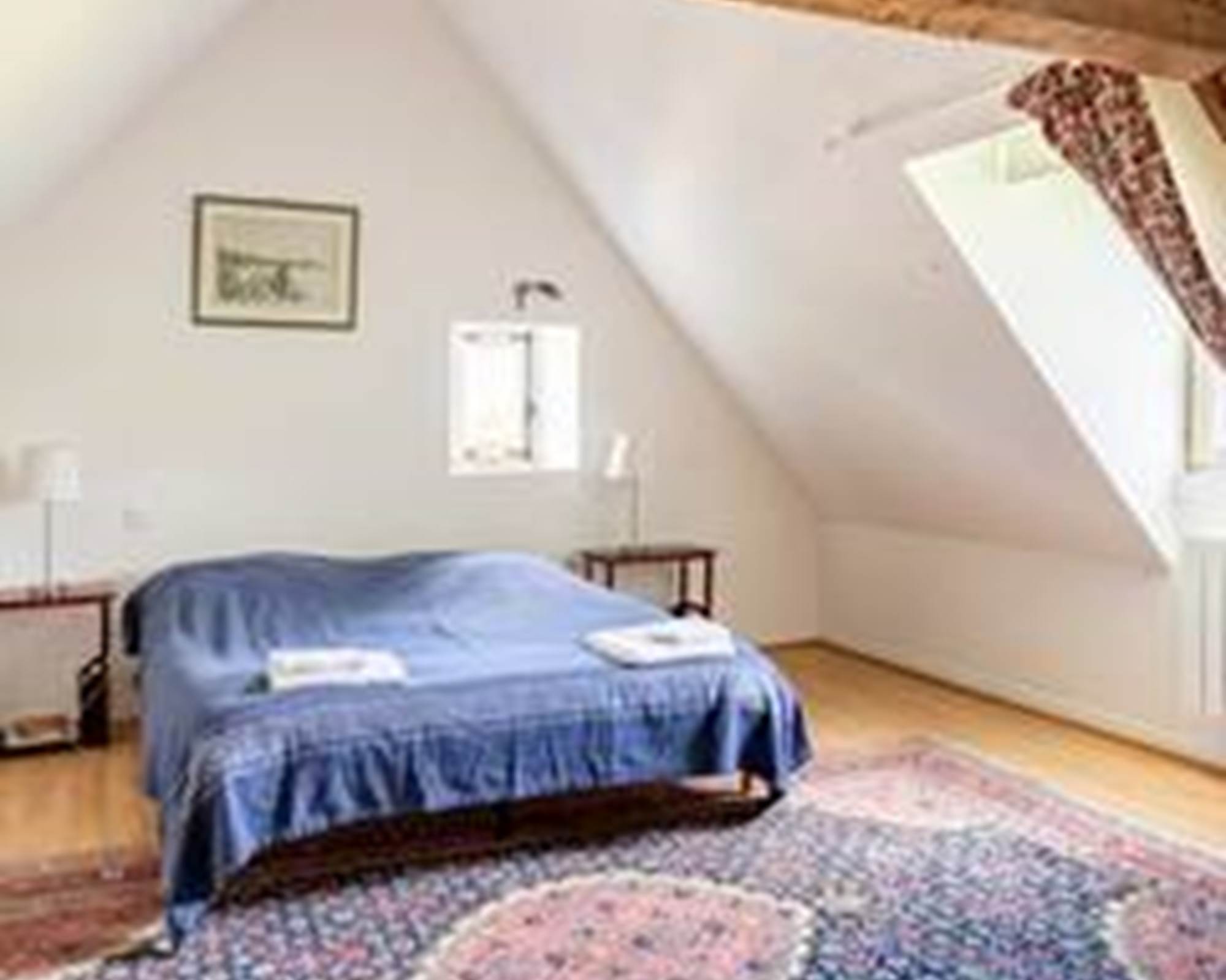 Grande chambre avec un grand lit