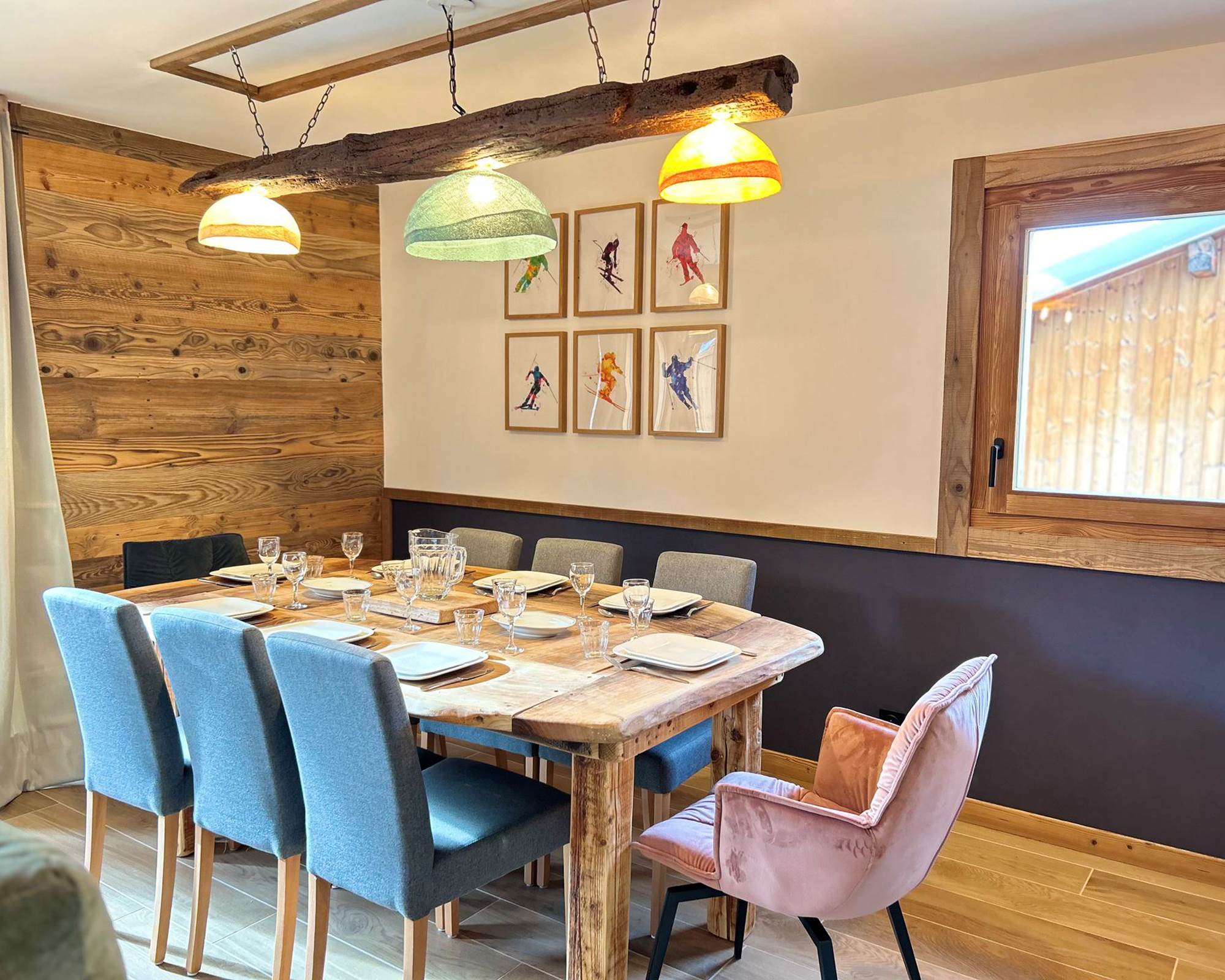 grande table pour partager un moment entre amis, en famille