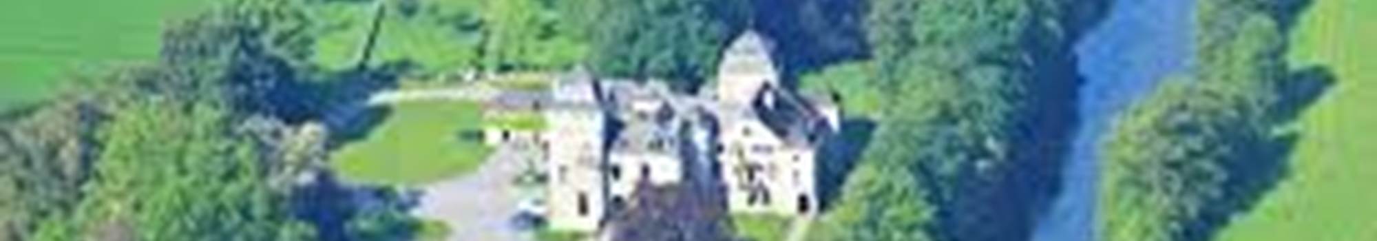 Le château de Lassus logé dans la verdure