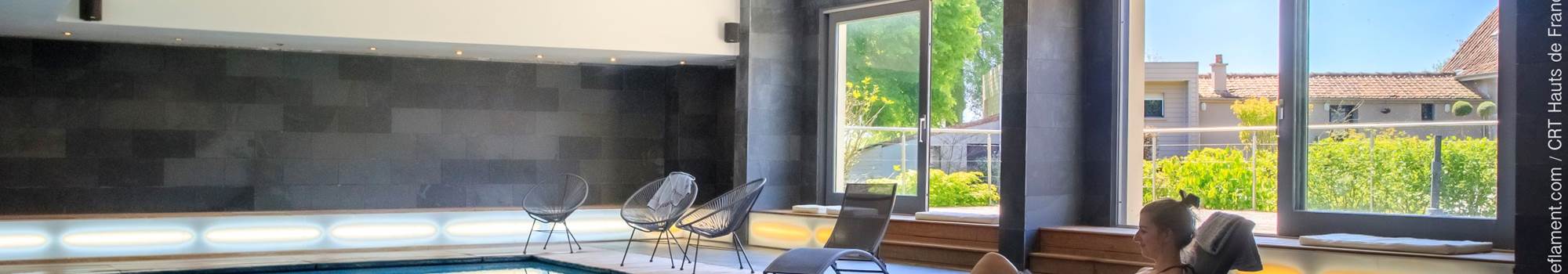piscine ouverte sur une grande terrasse