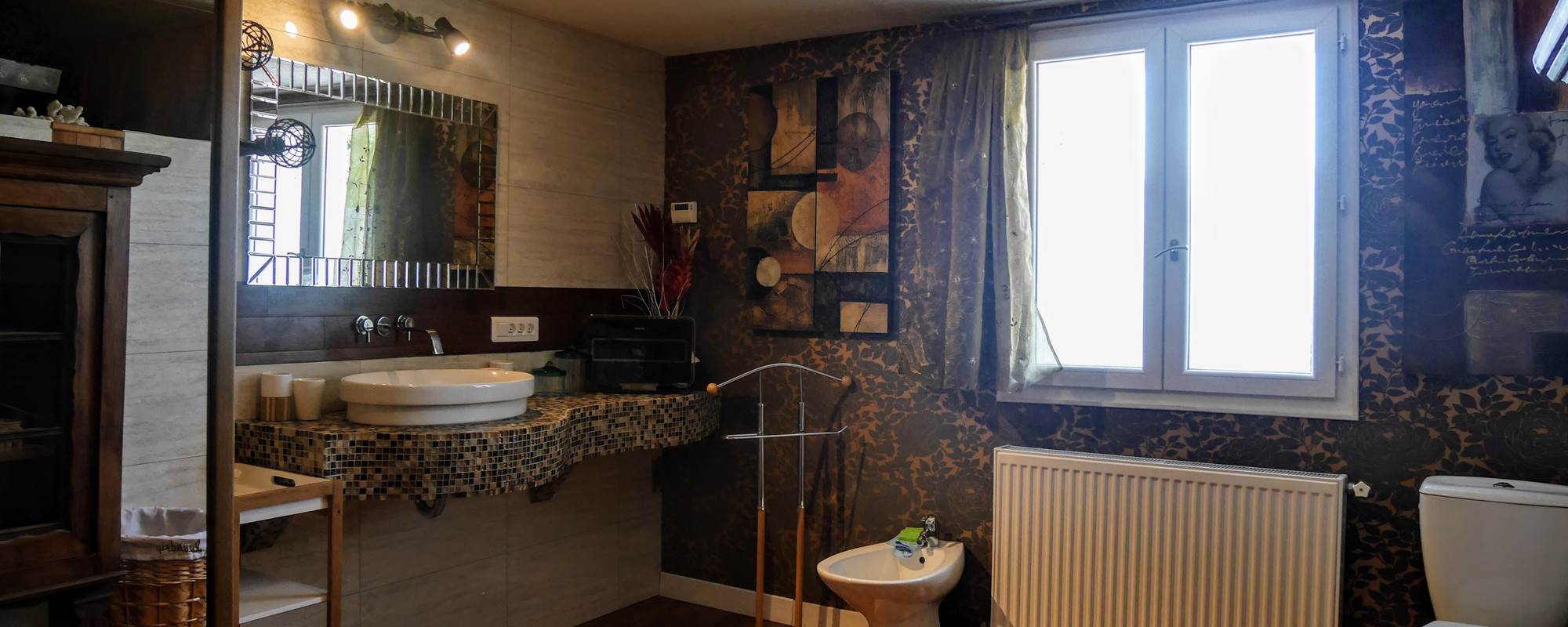 salle de bain rez de chaussé avec toilette et grand douche à l'italienne