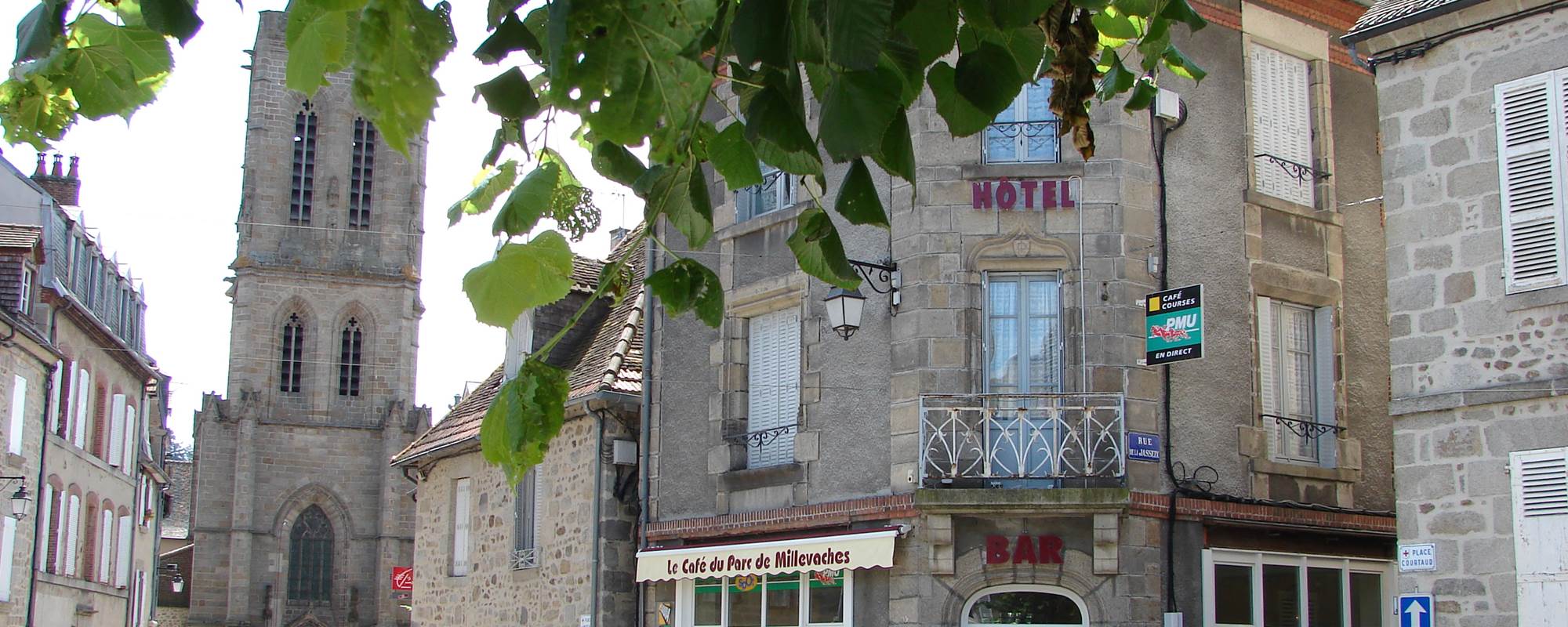 Notre établissement se situe sur la place principale du village