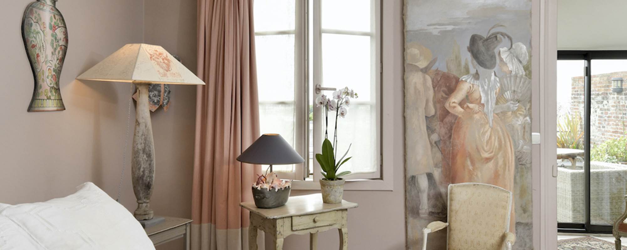 chambre-cosy-lit-double-decoration-honfleur-chambres-hotes-calvados-weekend