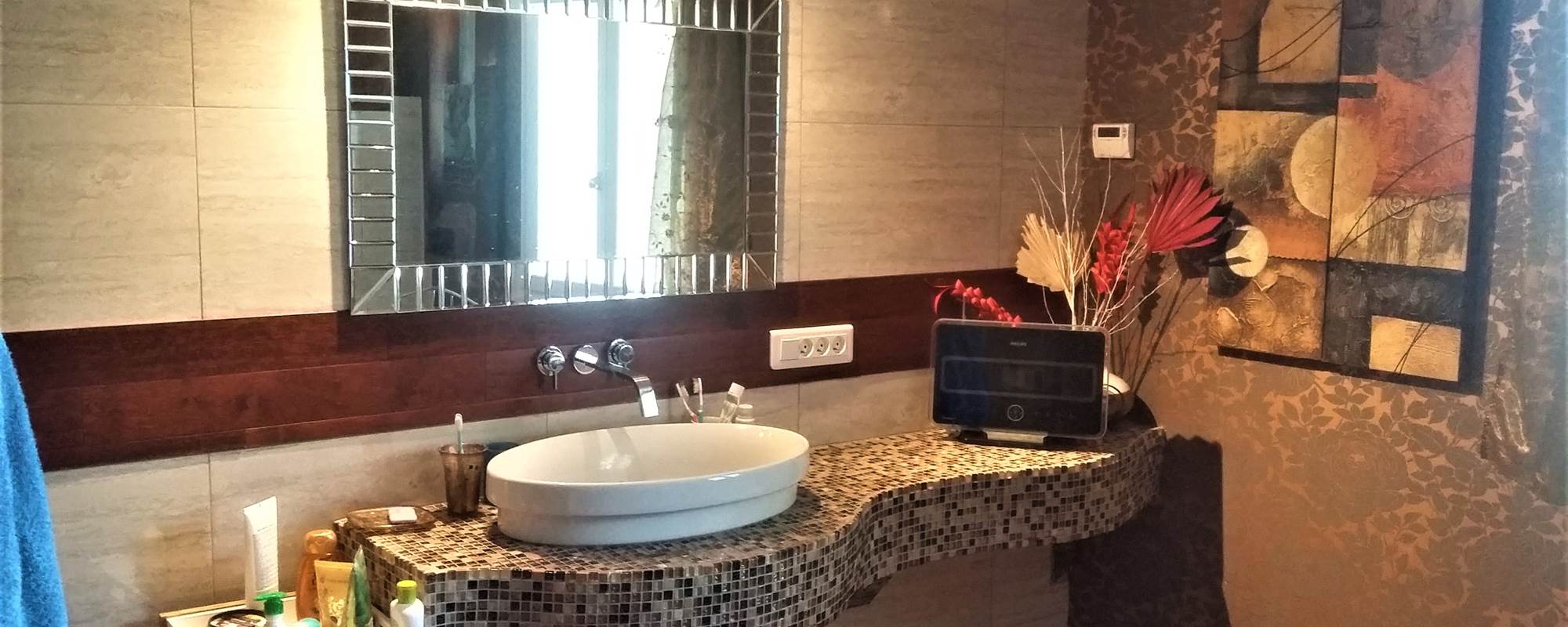 salle de bain rez de chaussé avec toilette et grand douche à l'italienne