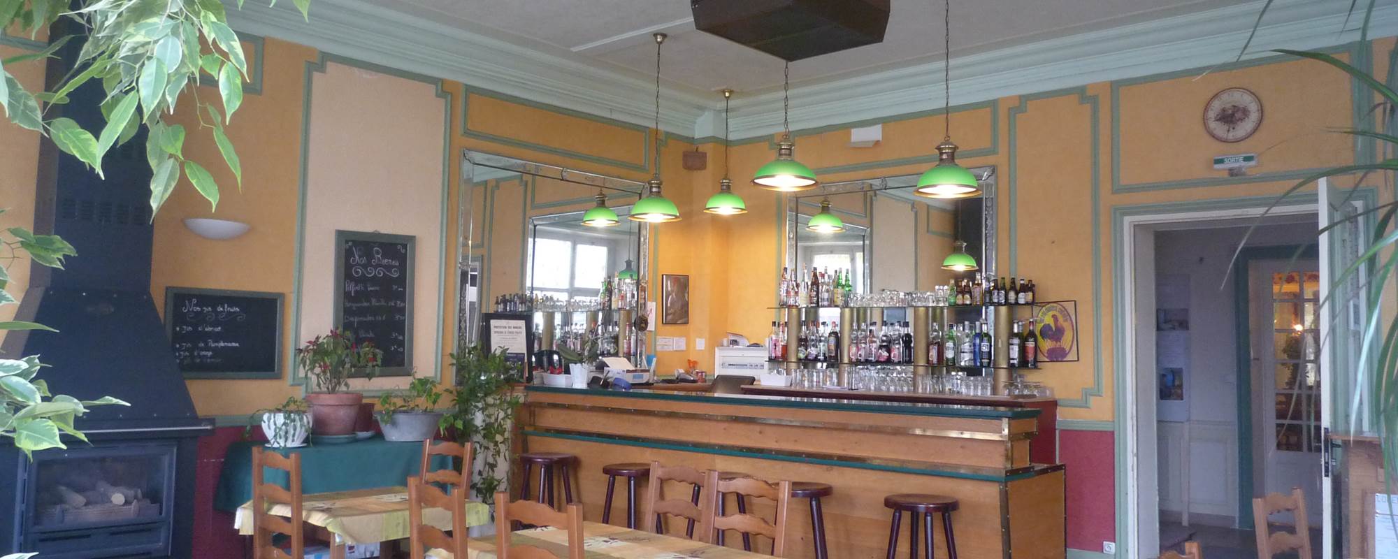 Le bar avec vue sur la place principale