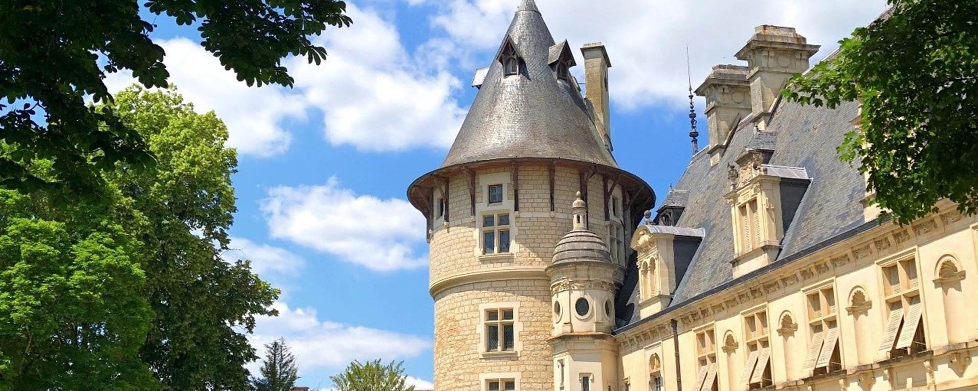 CHATEAU VUE DE L'ENTREE RUE DE L'EGLISE