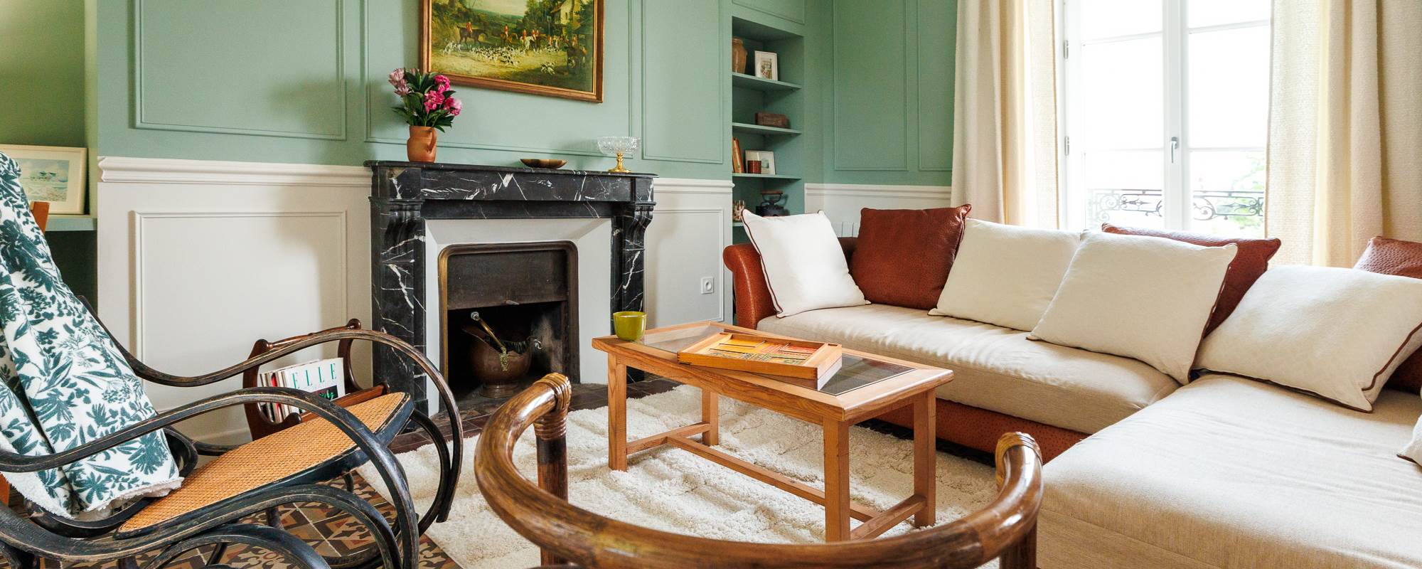 Vue salon table gite de charme Le Quatre Feuilles proche du Puy du Fou