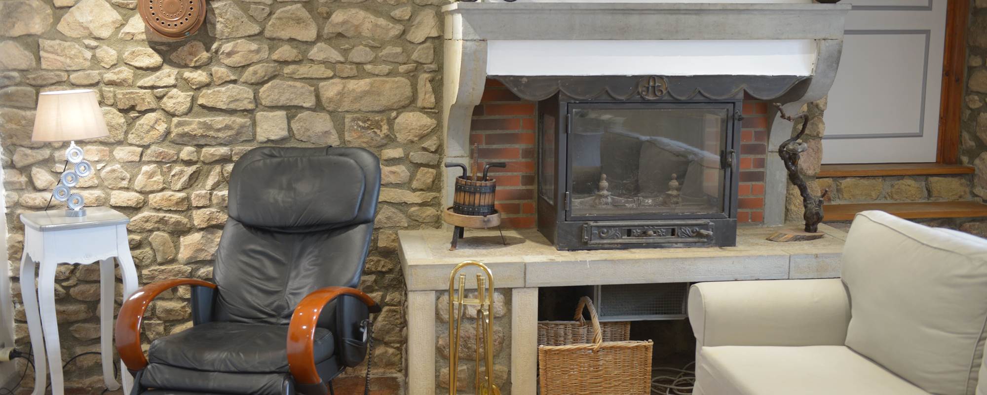 fauteuil de massage et cheminée