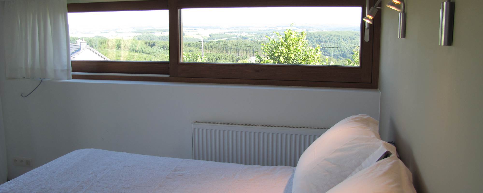 Chambre 1 avec lit double et balcon (photo 2)
