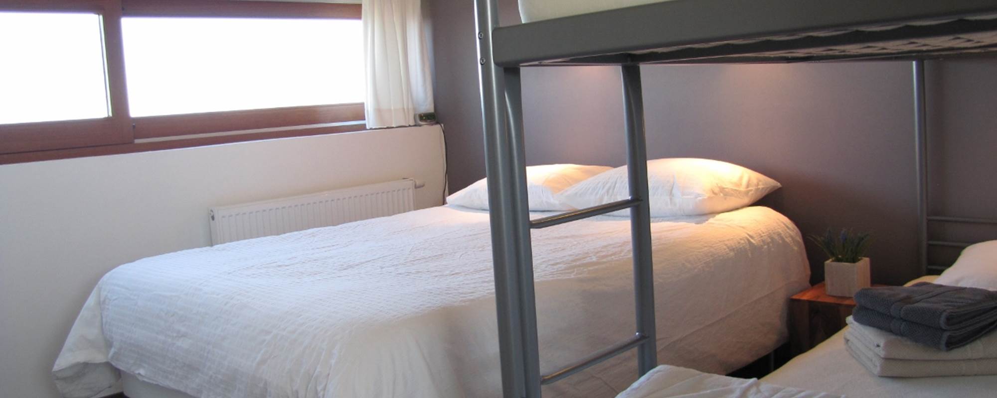 Chambre 2 avec lit double et lits superposés (photo 2)