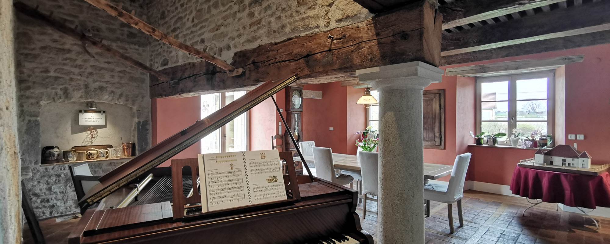 Plongez dans l'ambiance chaleureuse de notre salle à manger matinale