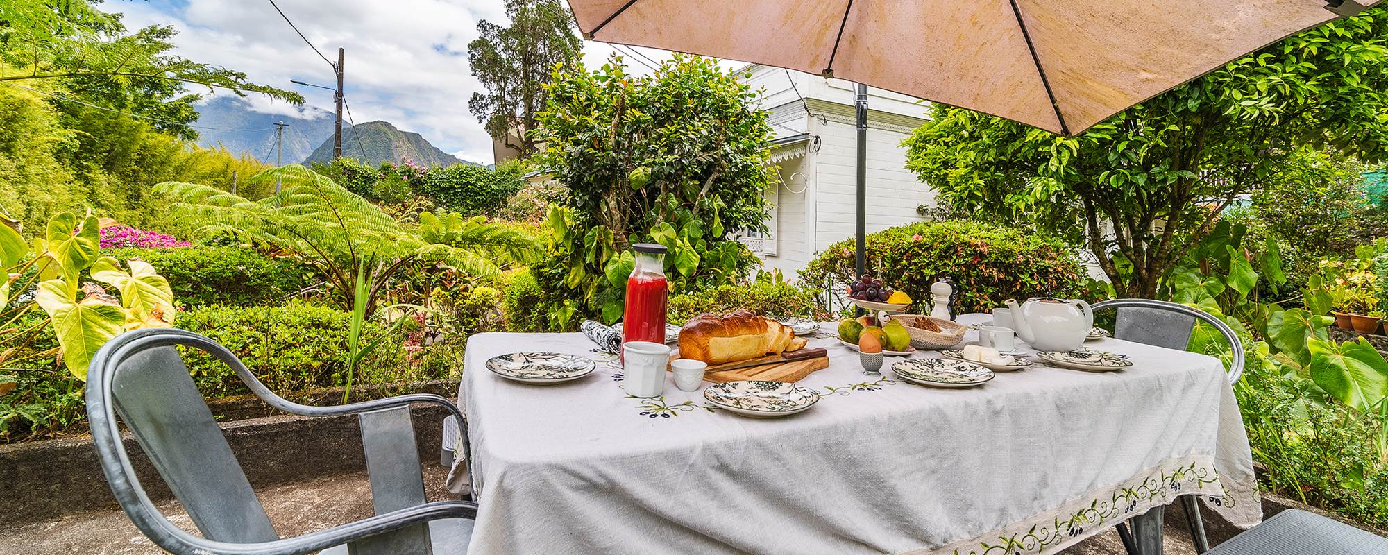 Petit-déjeuner dans le jardin créole face au Piton des Neiges