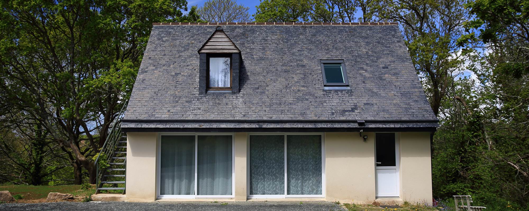 Notre dépendance où se trouve la chambre Grive au 1er et la chambre Geai au RDC