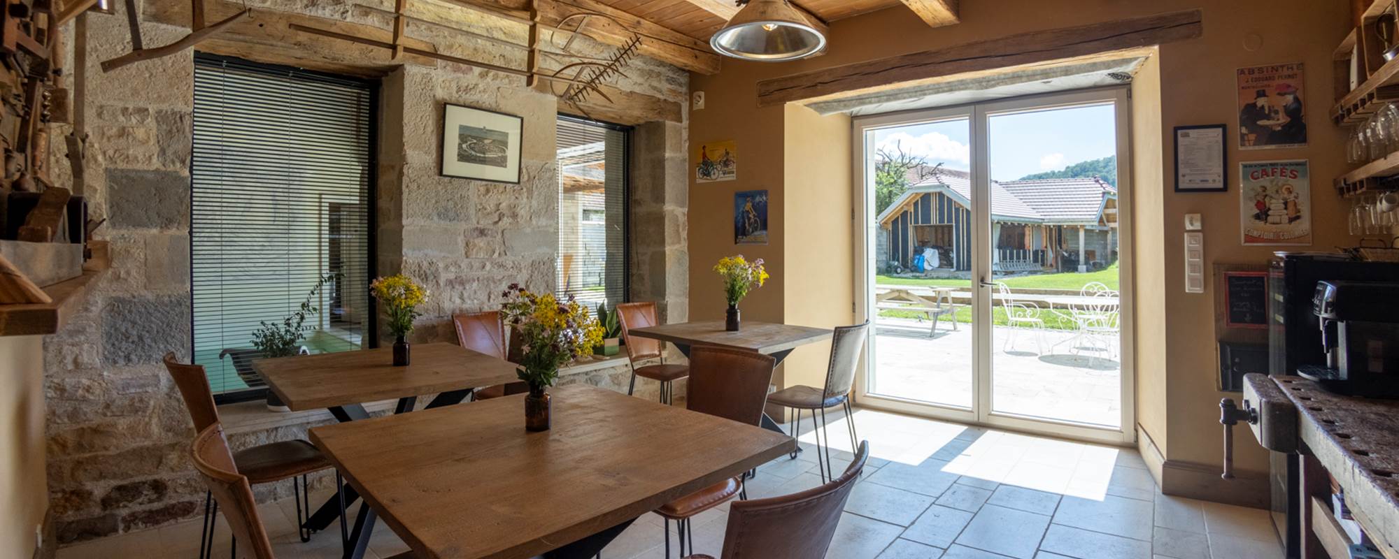 Découvrez l'atmosphère chaleureuse de notre salle de restaurant au Relais des Deux Tours