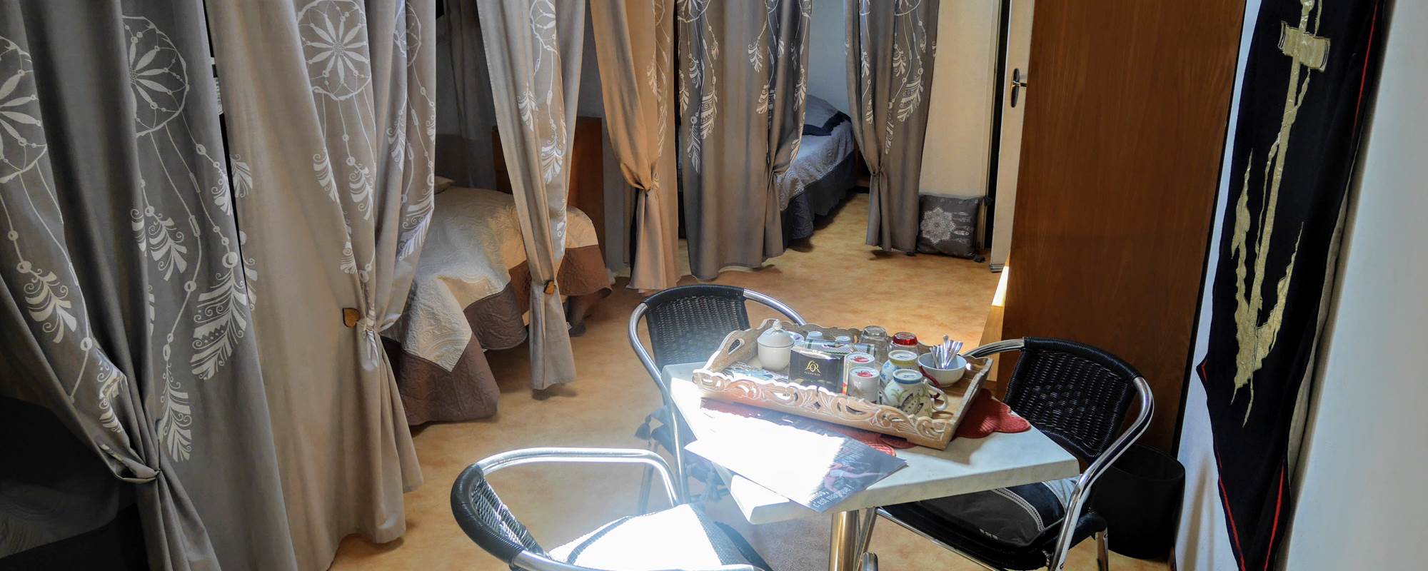 chambre 5, chambre dortoir  à l'étage. 2 lits en 120 + 1 lit électrique en 140