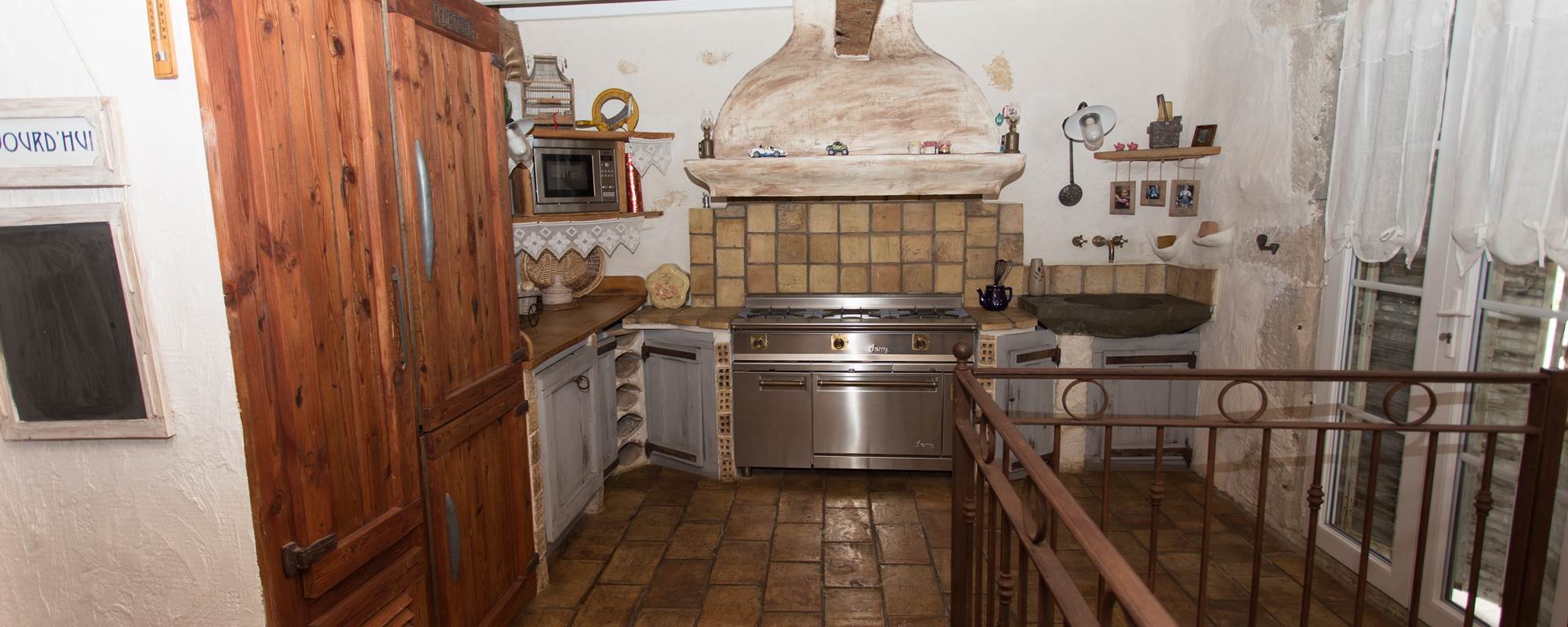 Cuisine authentique  au confort moderne rénové avec des matériaux  ancien