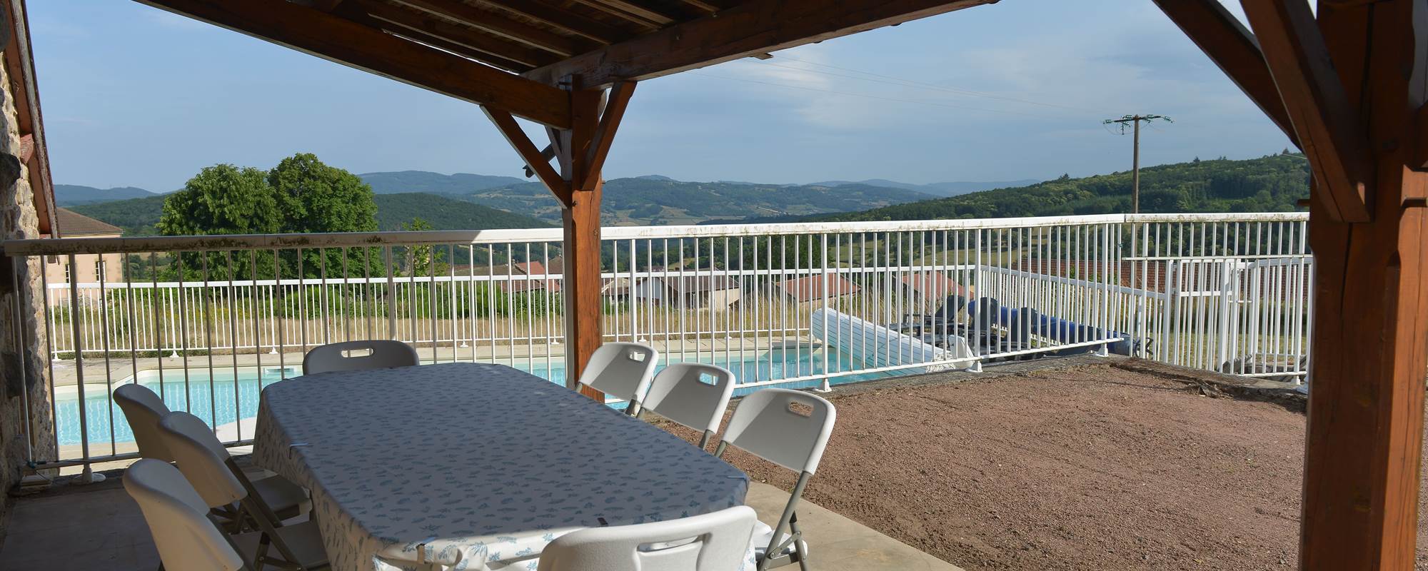 salon de jardin à l'abri sous auvent avec vue de la vallée
