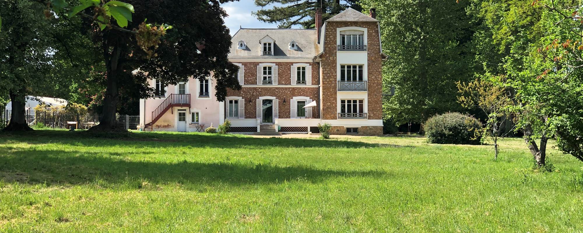 La Villa Rochette et son parc arrière.