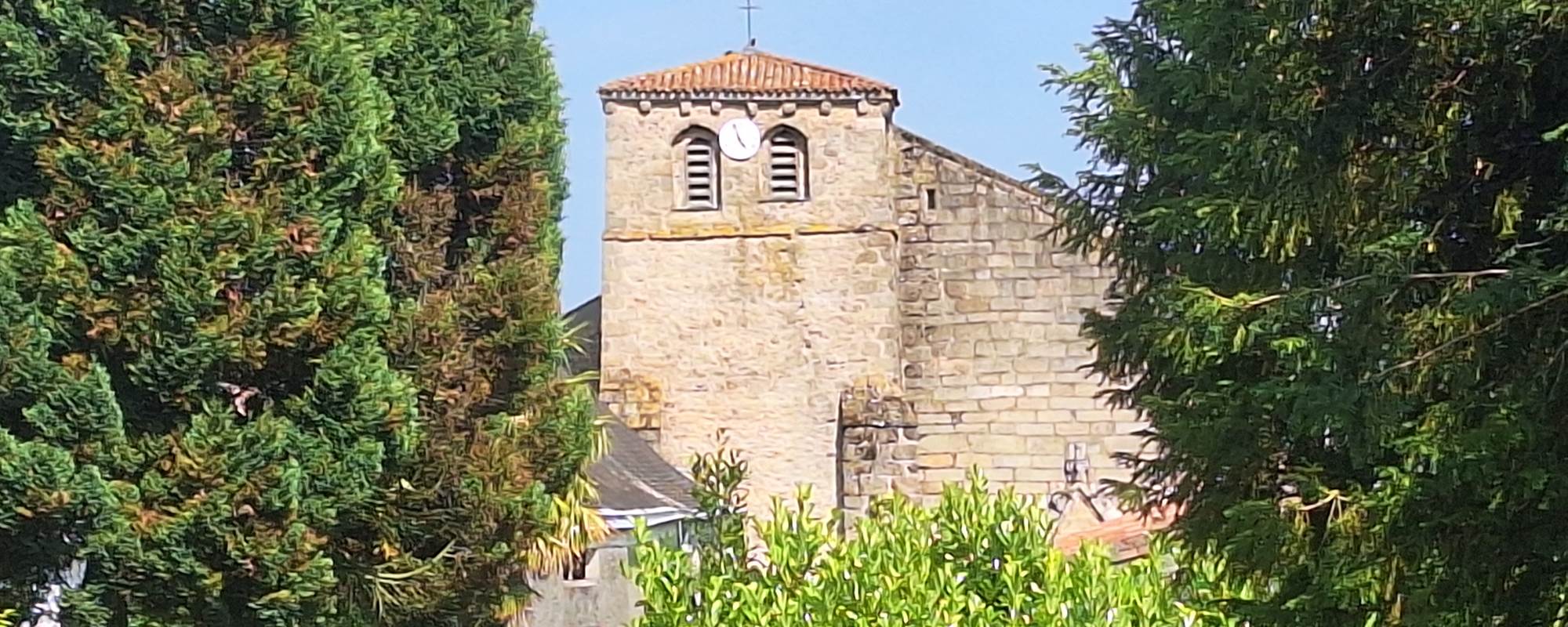 vue église Montournais proche du Puy du Fou