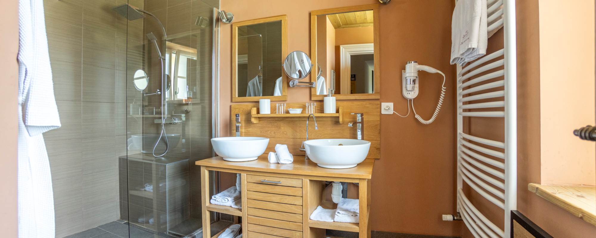 Plongez dans l'élégance de la salle de bain de la chambre Courbet