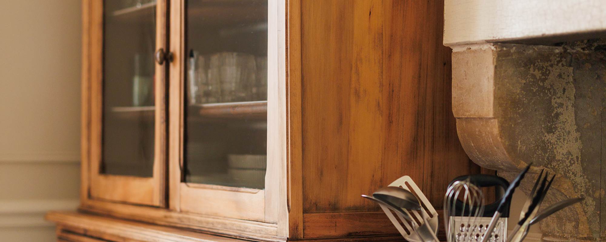 Vaisselier cuisine V gite de charme Le Quatre feuilles proche du Puy du Fou