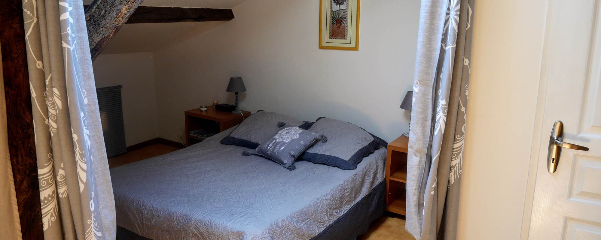 chambre 5, chambre dortoir  à l'étage. 2 lits en 120 + 1 lit électrique en 140