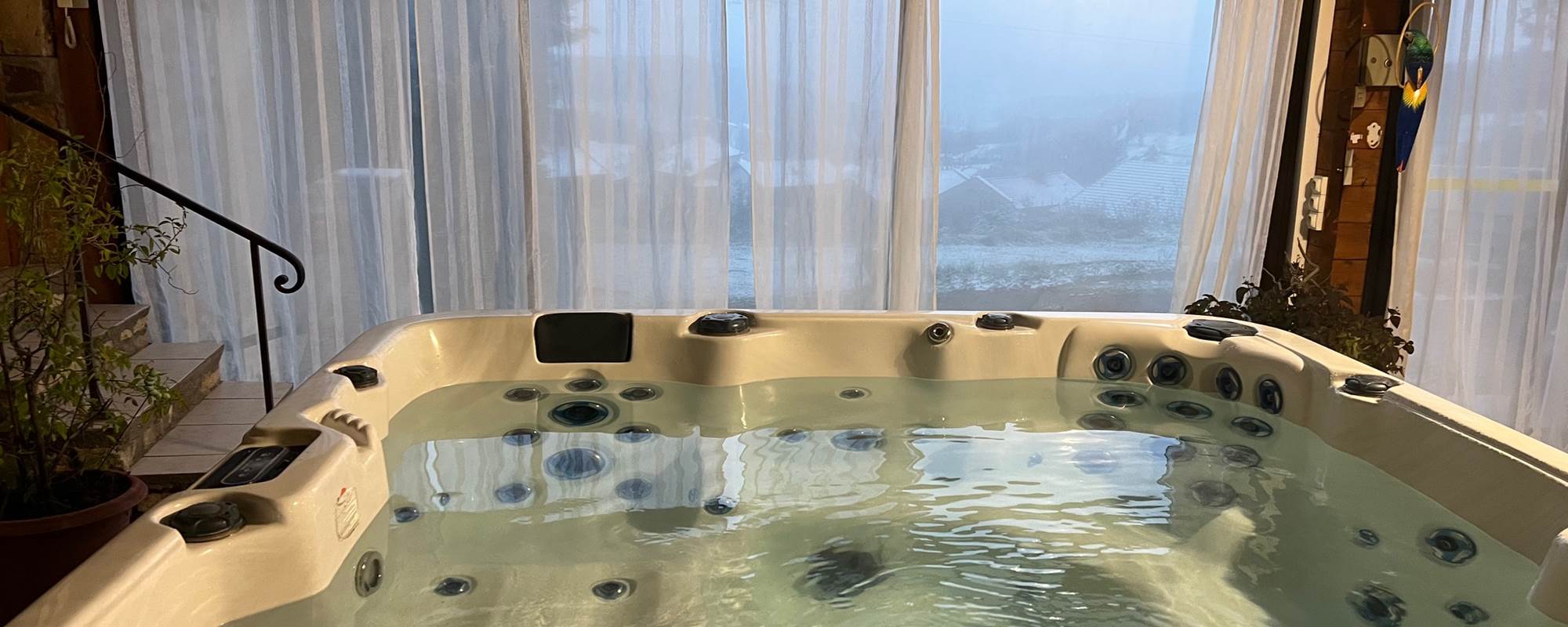 Espace bien-être dans véranda avec Spa (6 places) et Sauna