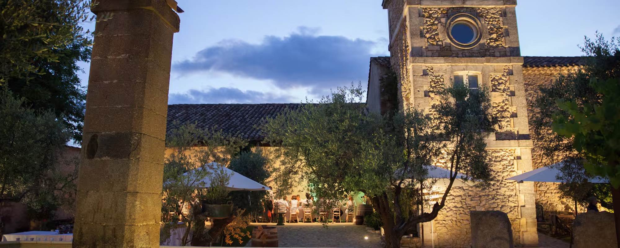 Moment de relaxation avec massage en extérieur dans un cadre paisible