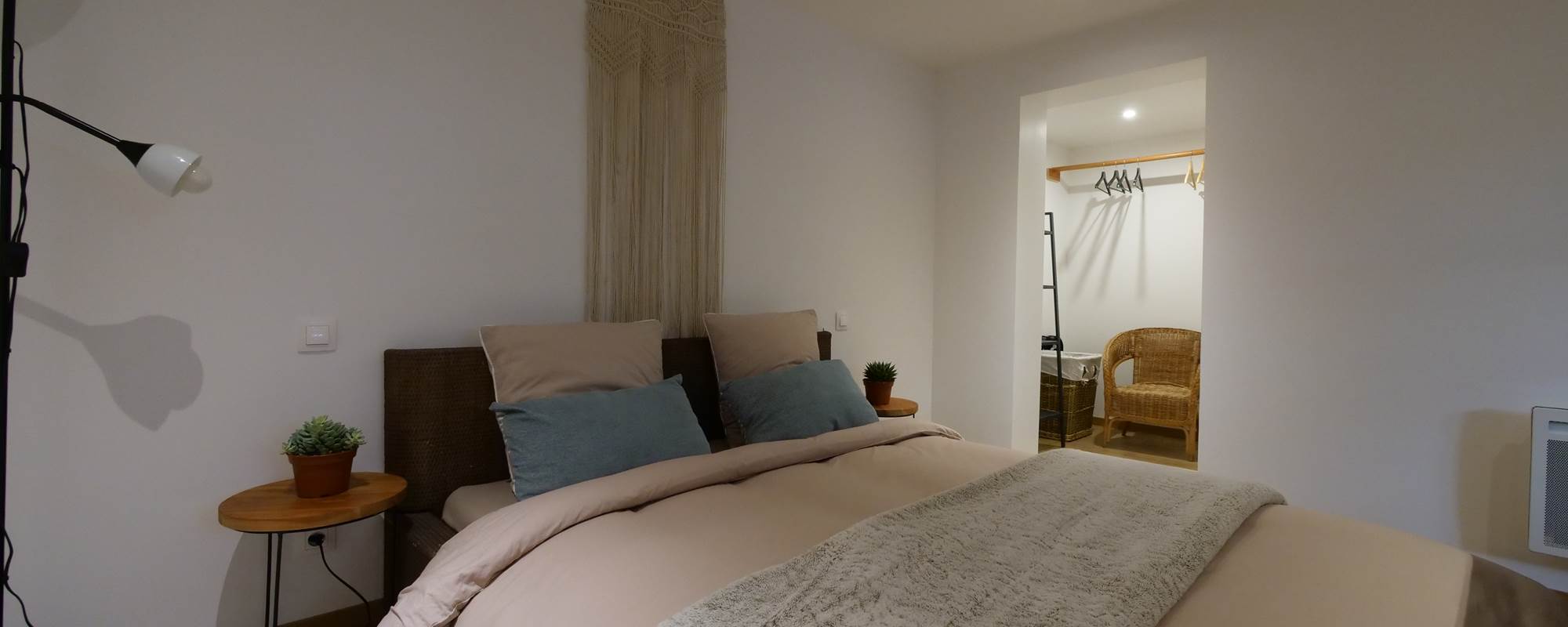 Grande chambre avec petit dressing