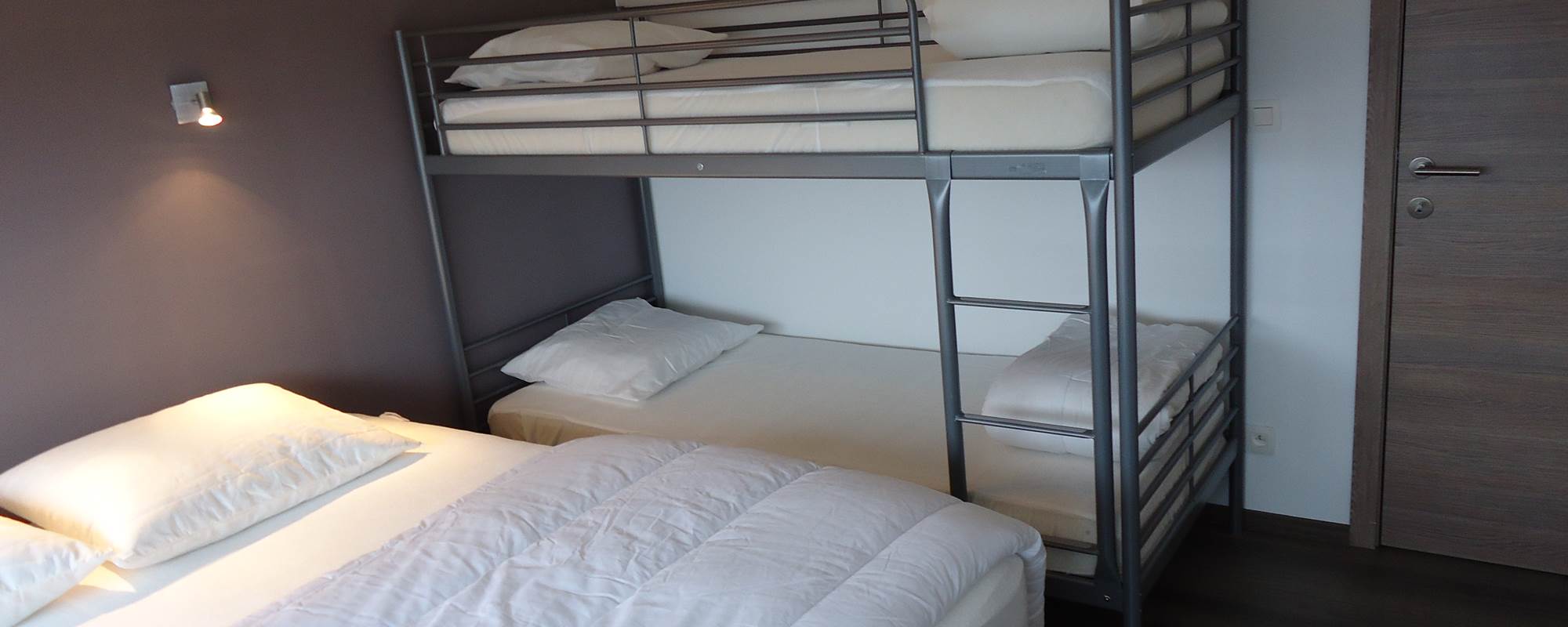Chambre 2 avec lit double et lits superposés (photo 1)