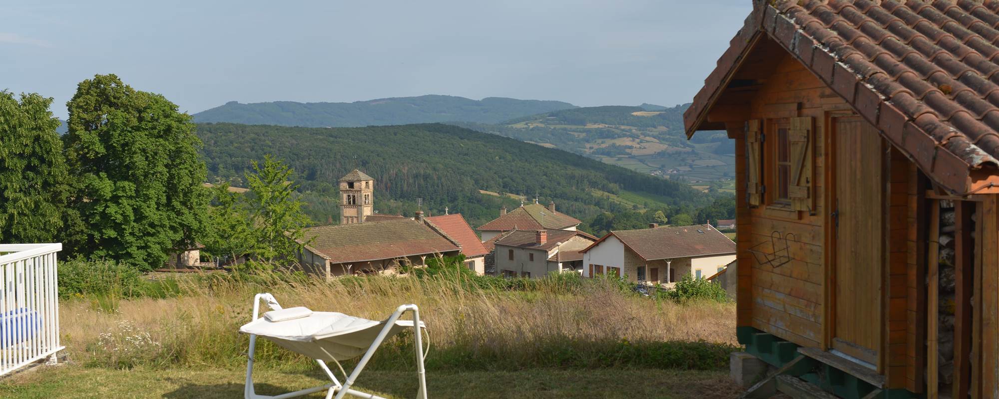 pelouse à côté de la piscine